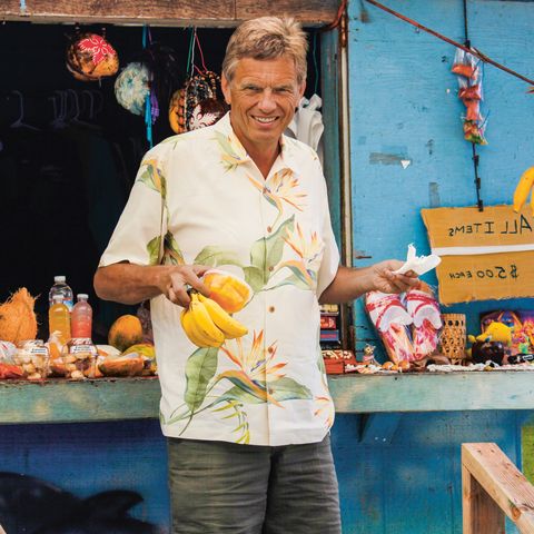 Geschäftsführer Tilo Krause-Dünow vor einem Stand in Hawaii