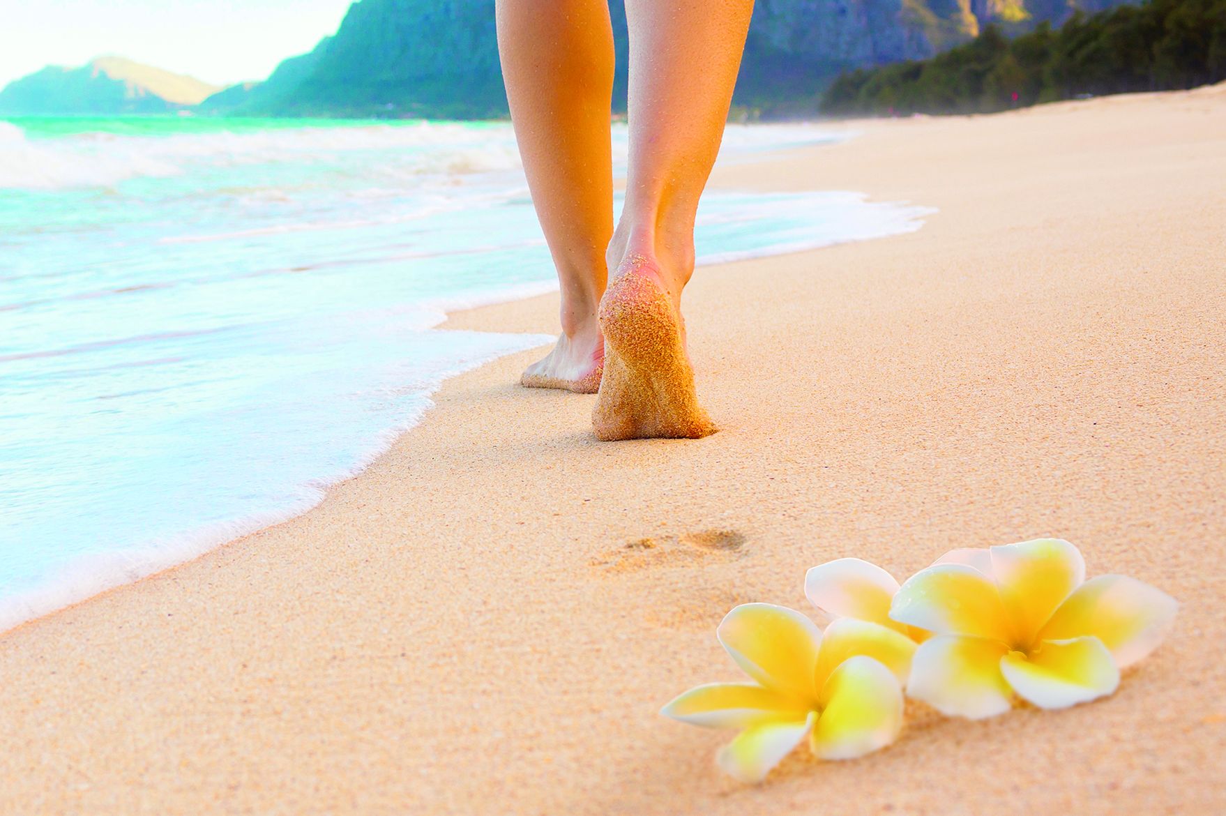 Barfuß über einen Strand auf Hawaii