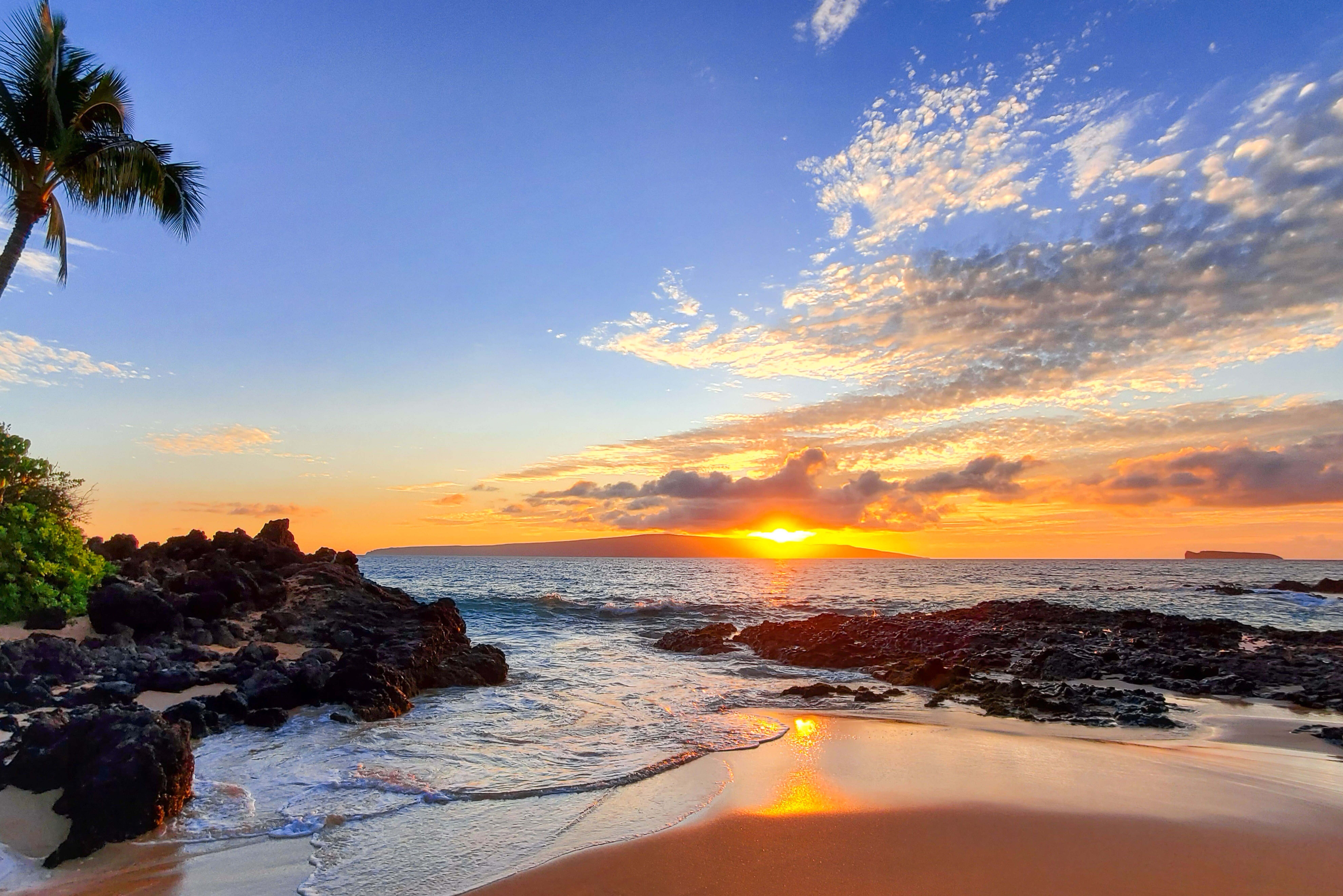 Goldener Sonnenuntergang am Makena Secret Beach