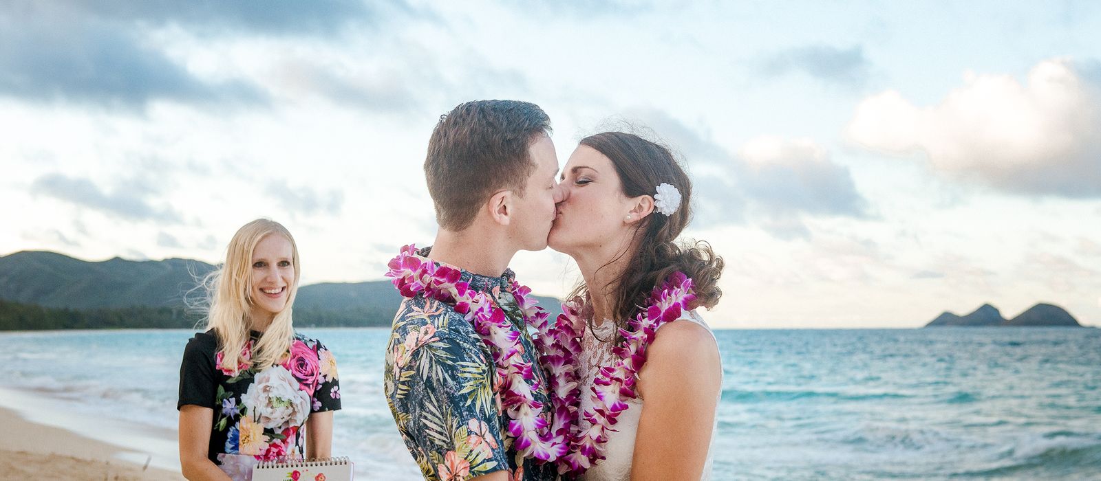 Hochzeitspaar an einem Strand auf Hawaii