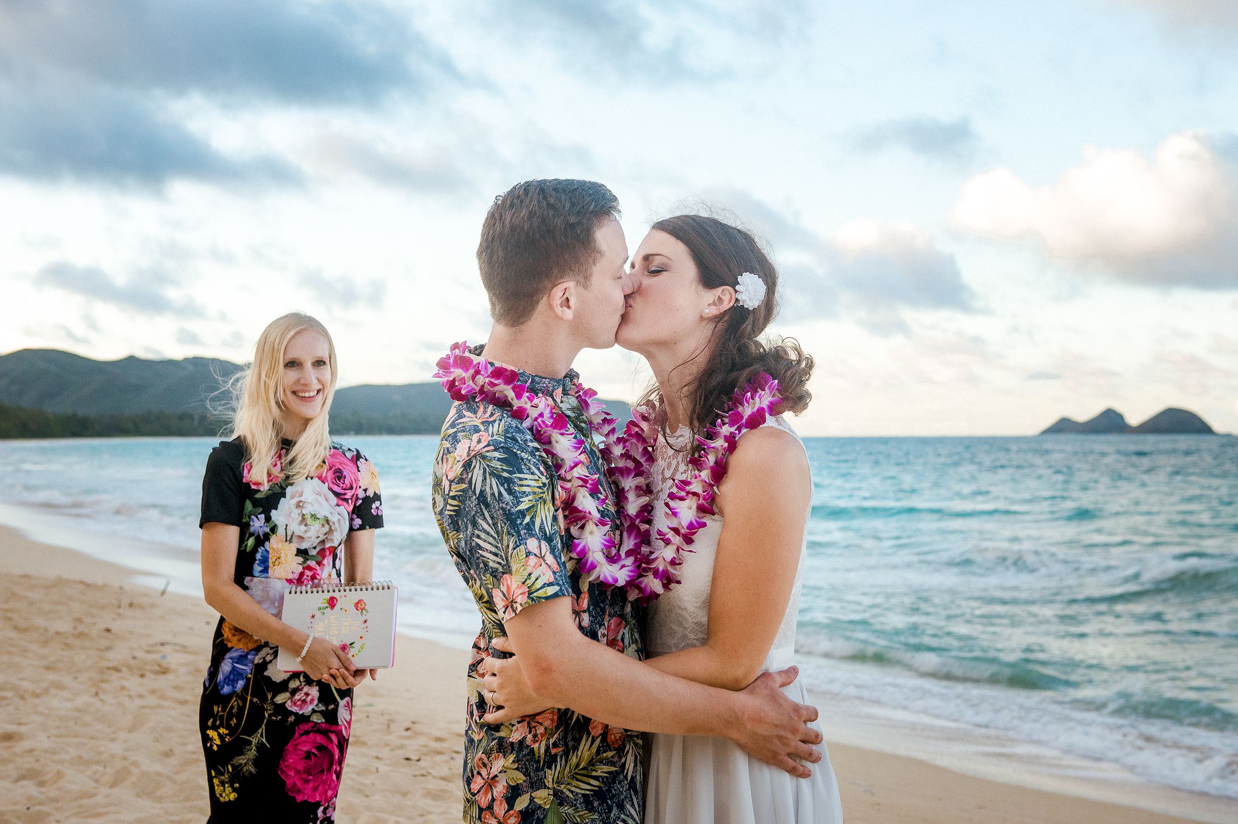 Hochzeitspaar an einem Strand auf Hawaii