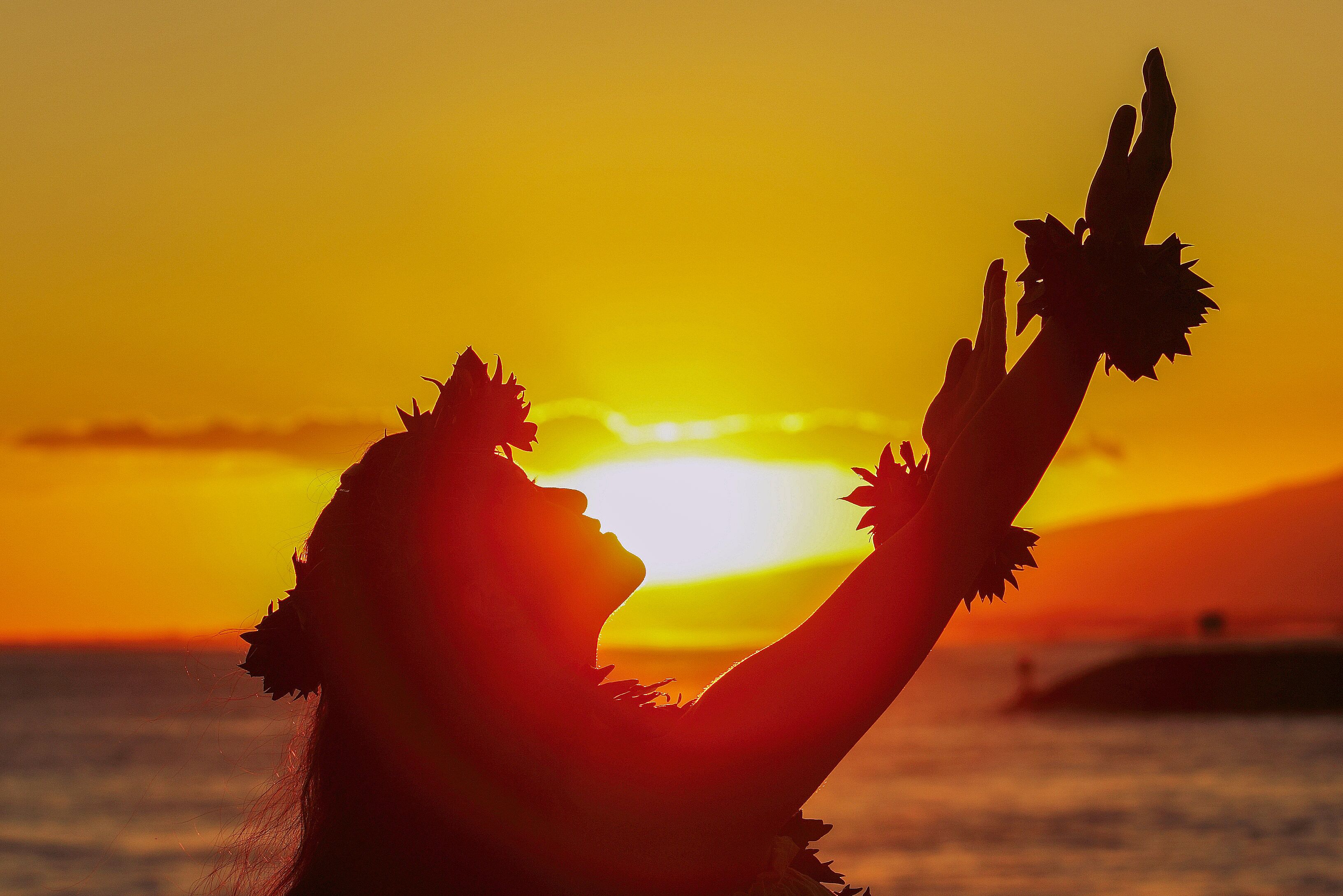 Hula Tänzerin tanzt im Sonnenuntergang auf Hawaii