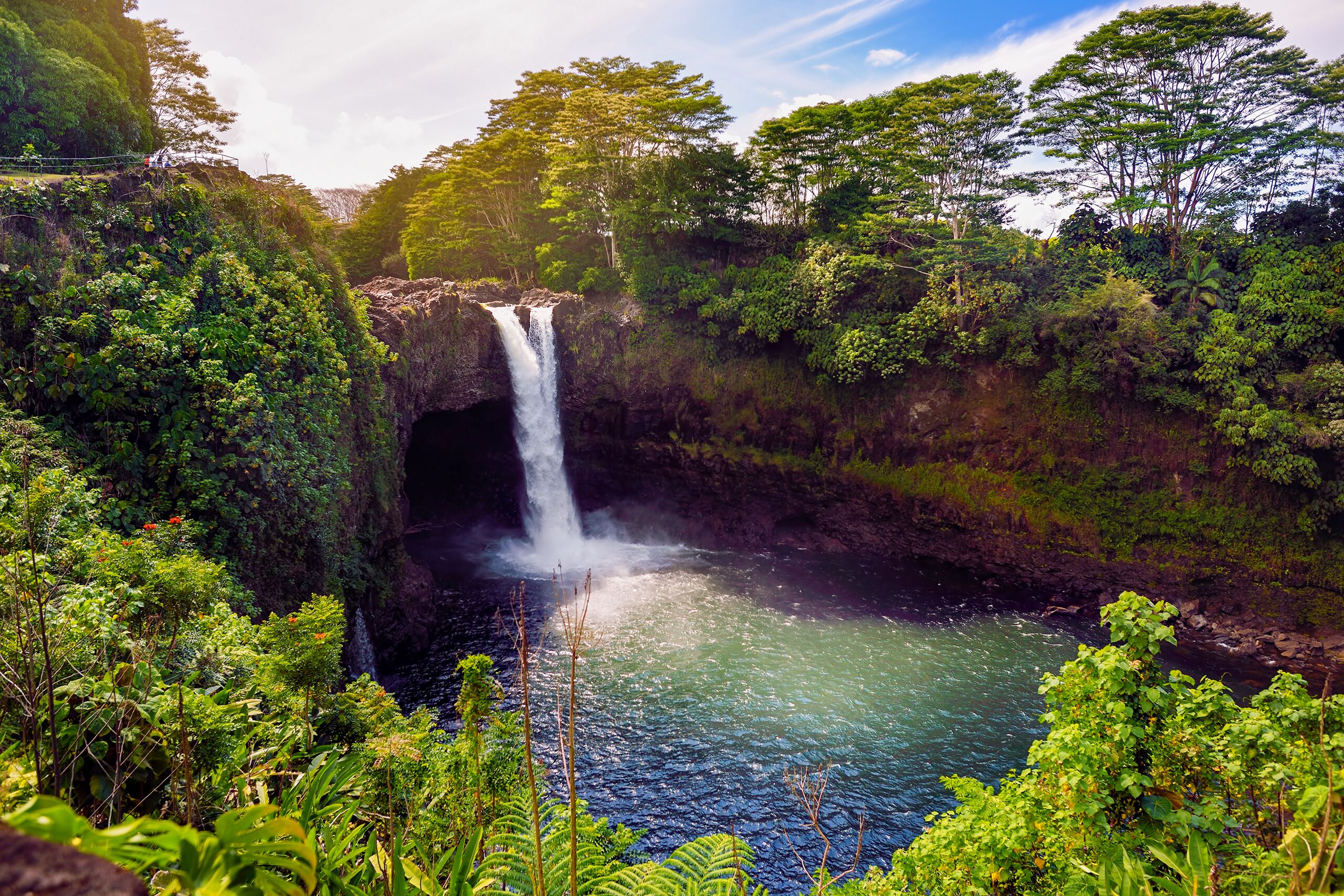Magische Rainbow Falls waterfall in Hilo im Wailuku River State Park in Hawaii