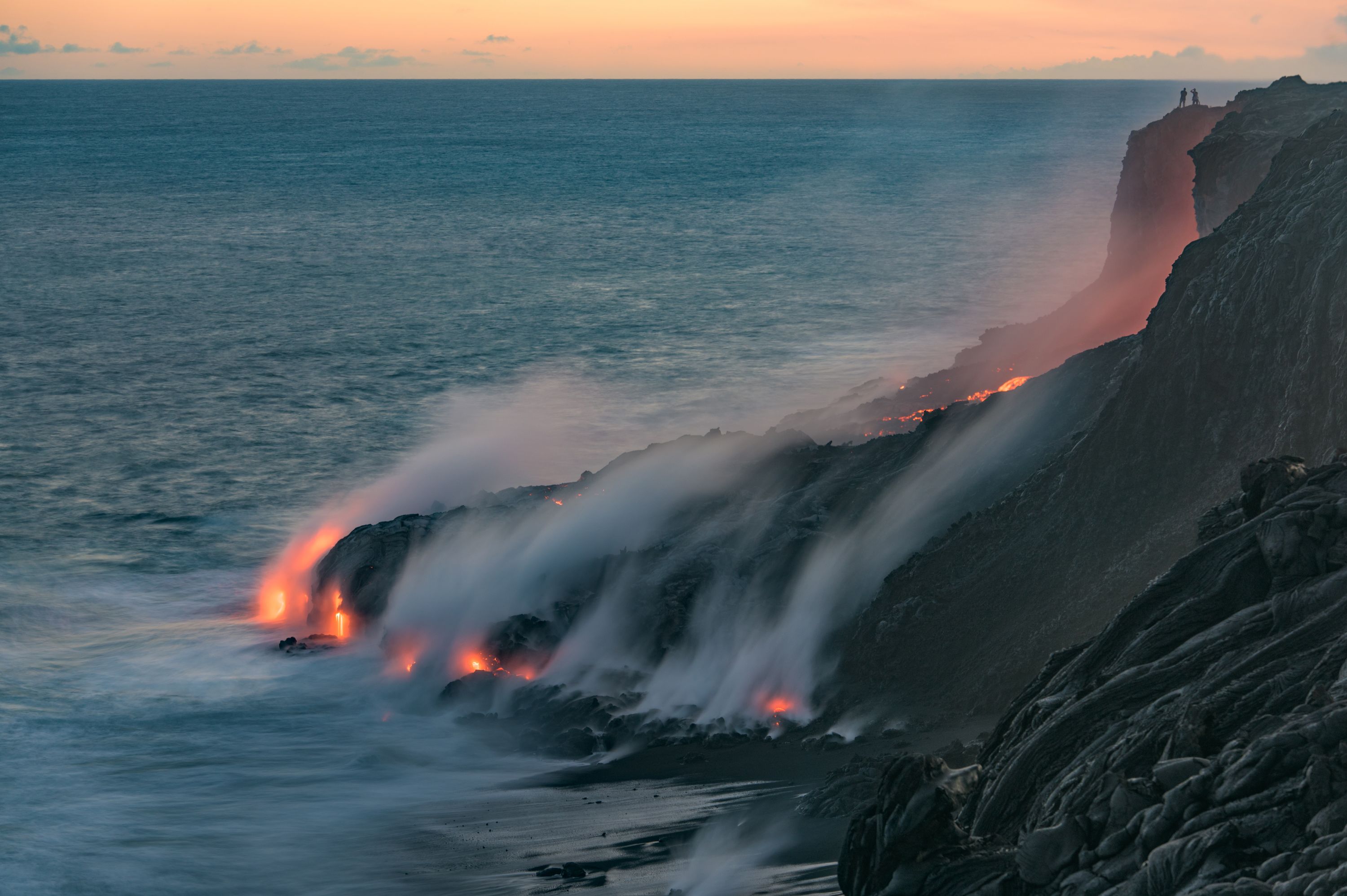 FlÃ¼ssige Lava flieÃŸt in den pazifischen Ozean