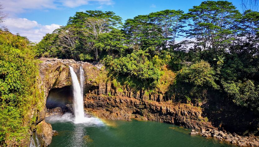 Blick auf die traumhaften Rainbow Falls bei Hilo auf Hawaii Island
