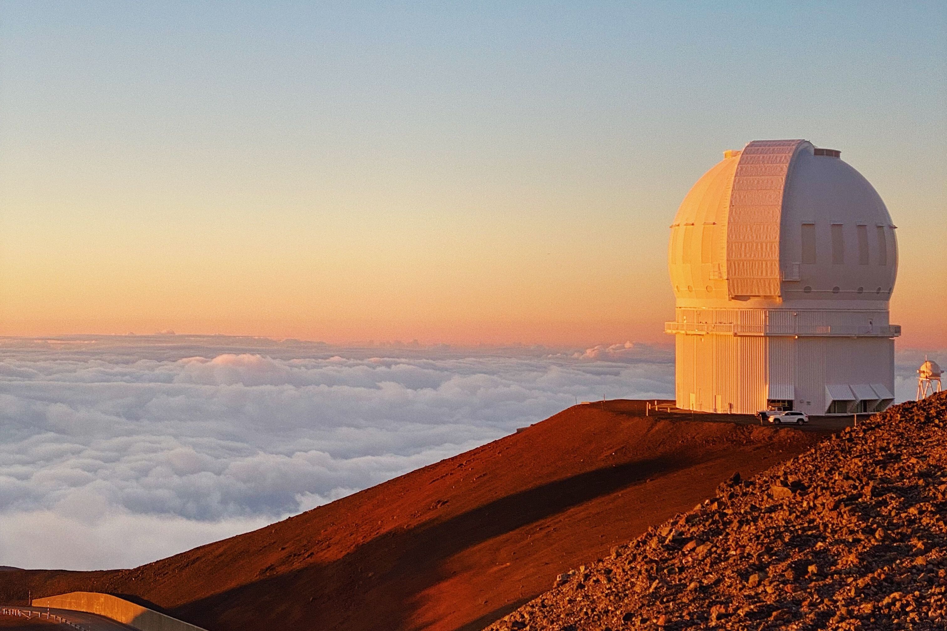 Gipfel des Vulkans Mauna Kea auf Hawaii in Sonnenlicht getaucht