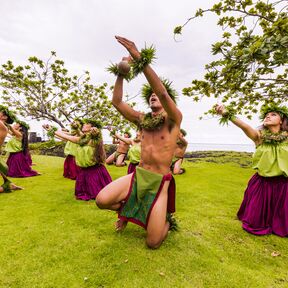 Eine Gruppe tanzt auf Hawaii Island den traditionellen Hula Tanz