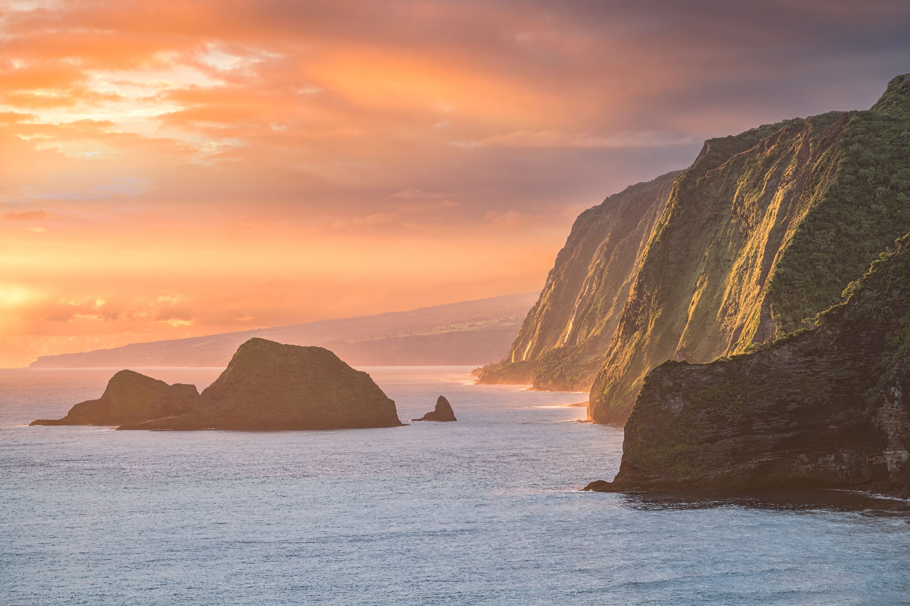Traumhafter Sonnenaufgang im Pololu Valley auf Hawaii Island