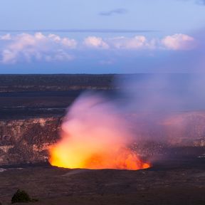 Der aktive Vulkan Kilauea spukt Lava, Big Island