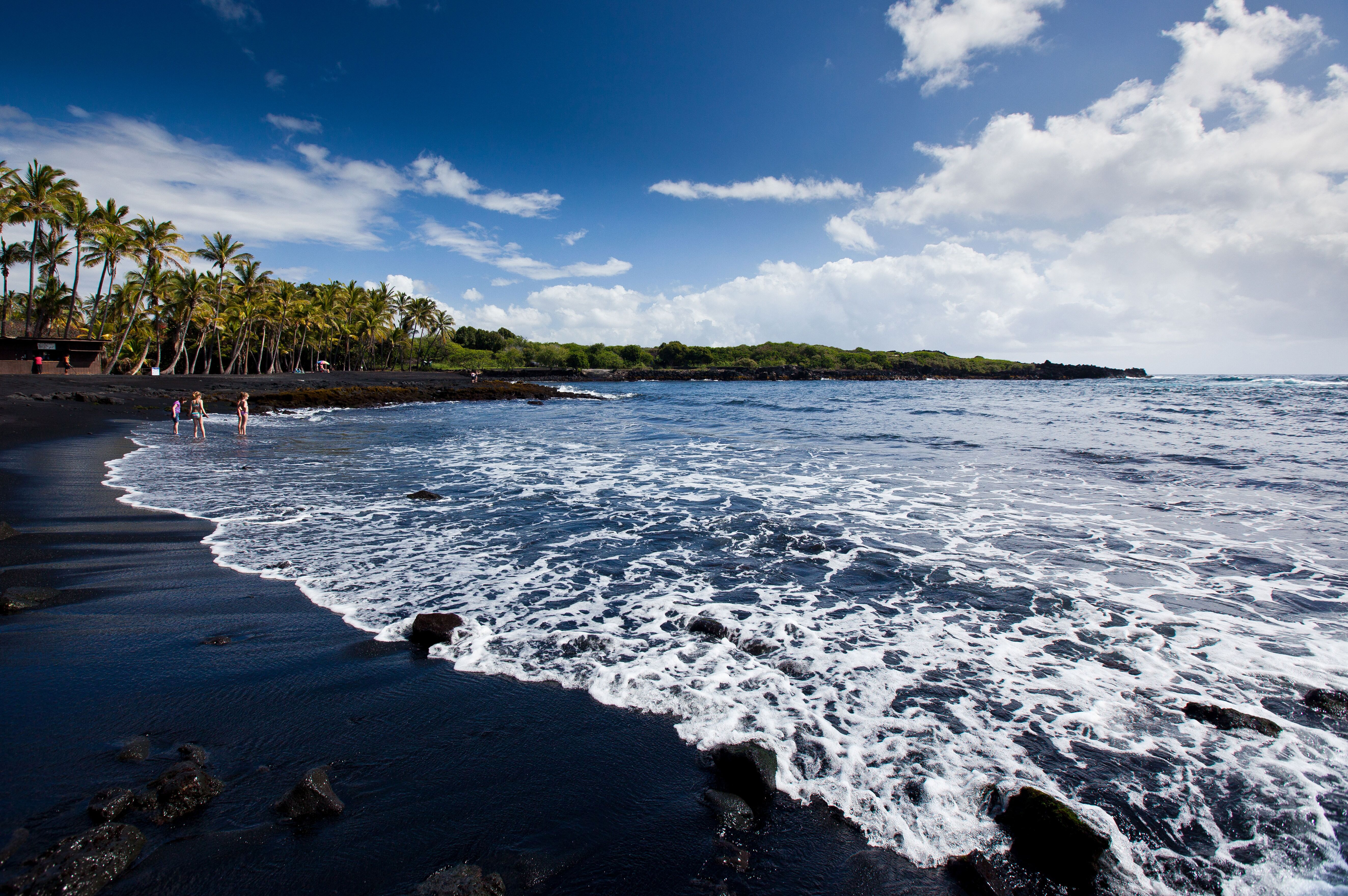 Der schöne Punaluʻu Black Sand Beach auf Big Island