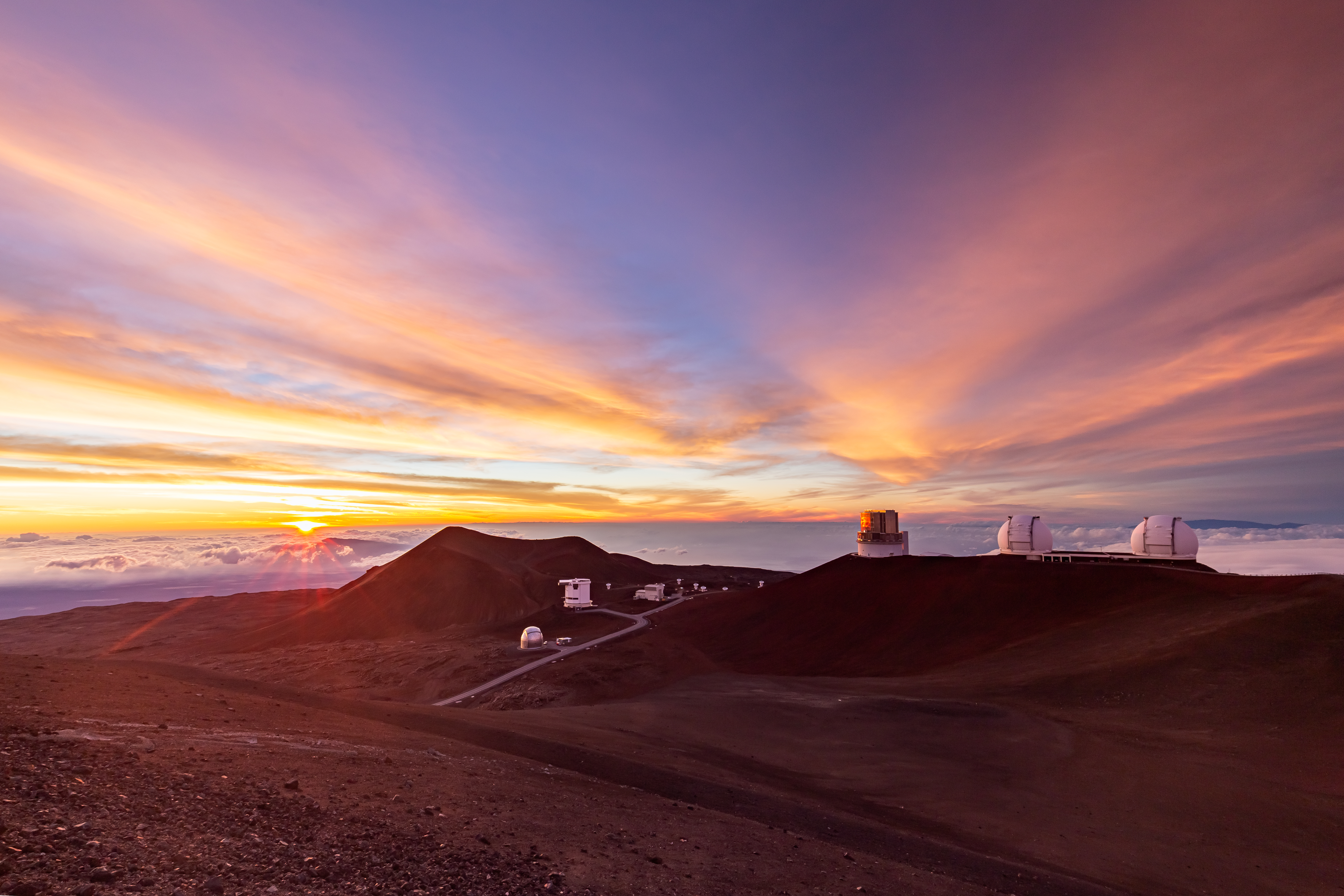 Farbenfroher Sonnenuntergang über dem Vulkan Mauna Kea in Big Island auf Hawaii