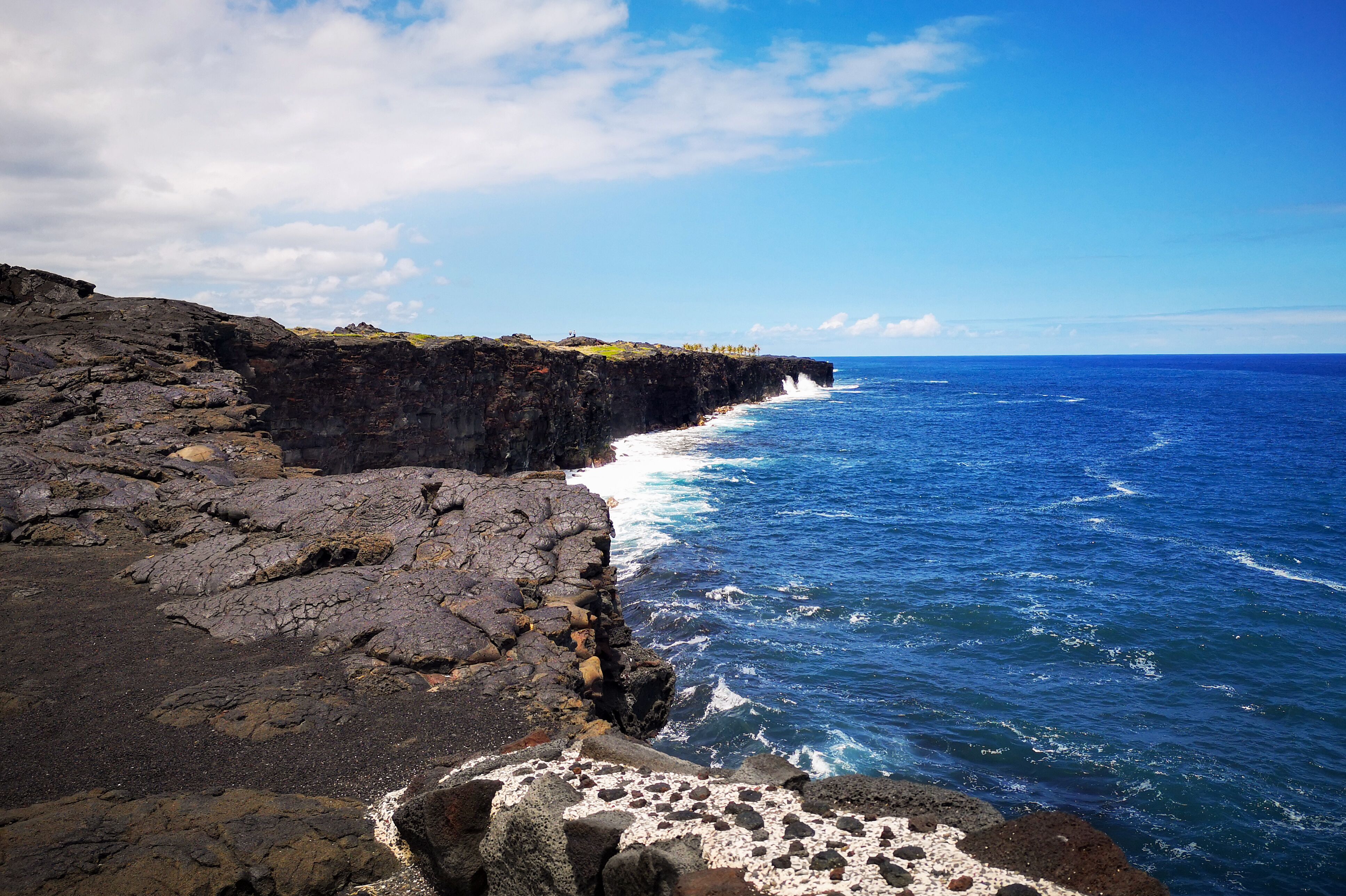 Ausblicke auf die Steilküste an der "Chain of Craters Road" im Volcanoes Nationalpark auf Hawaii Island