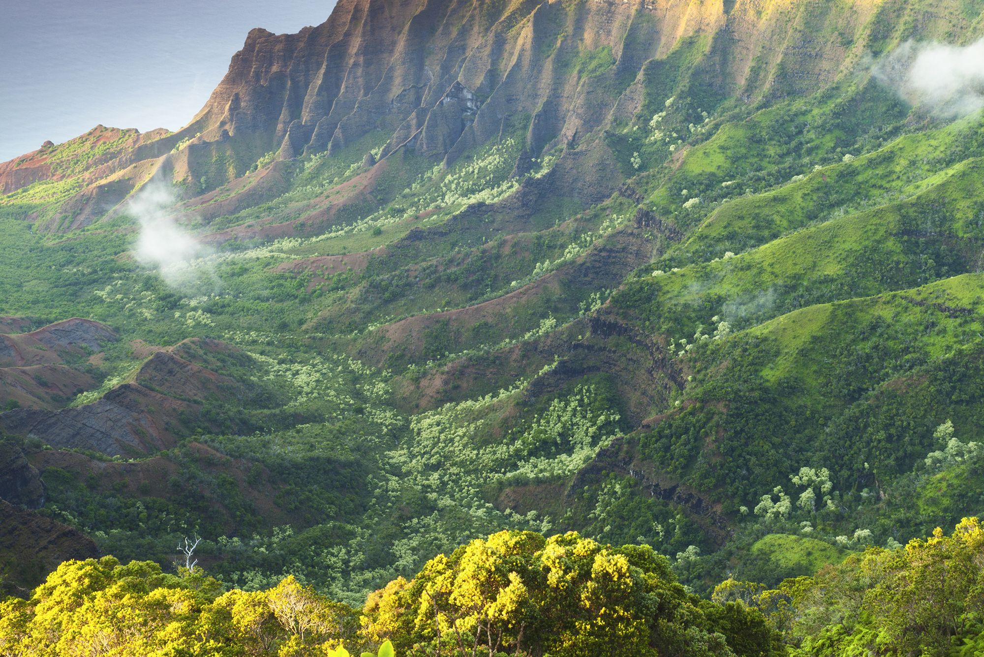 Malerischer Blick auf die Berge der Na Pali Coast auf Kauai, Hawaii
