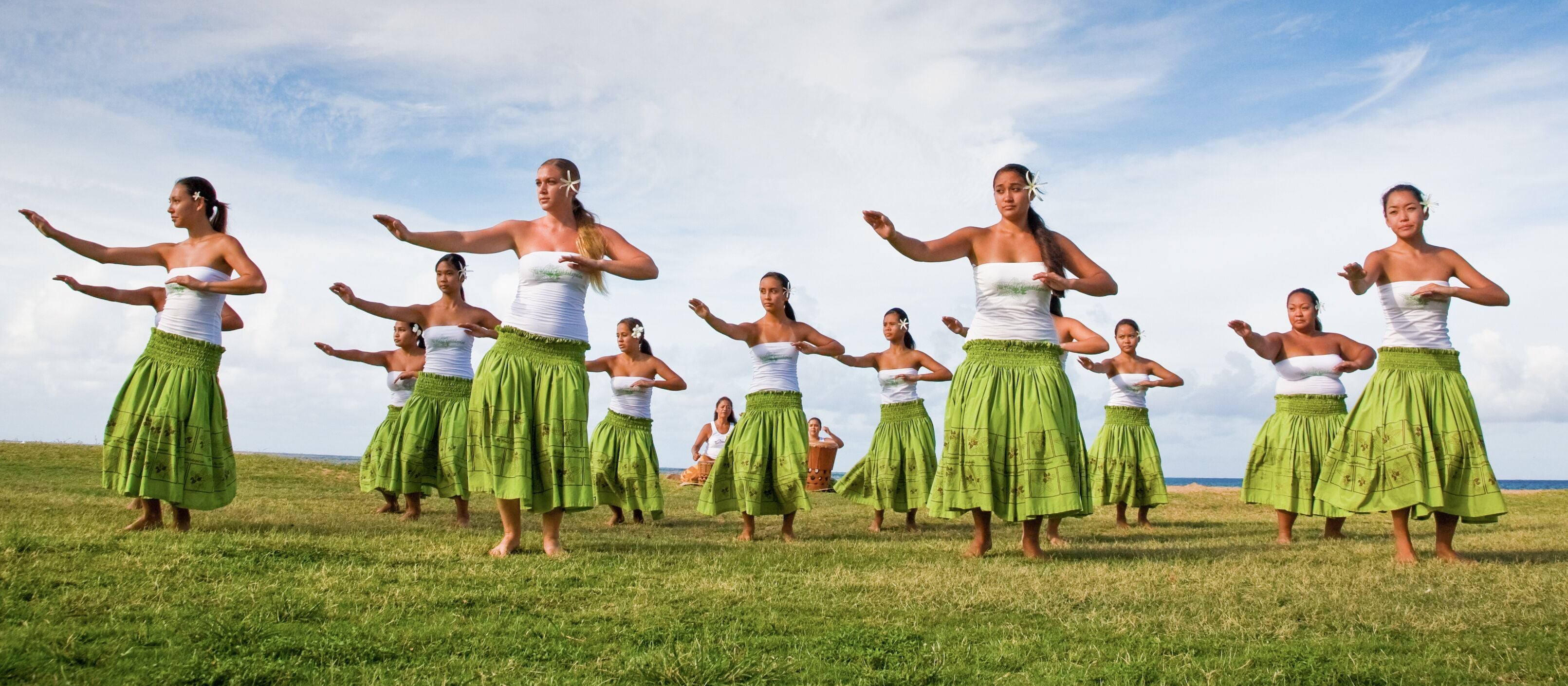 Eine traditionelle Hula Show auf Kauai Ein Paar an einem Strand in Hawaii