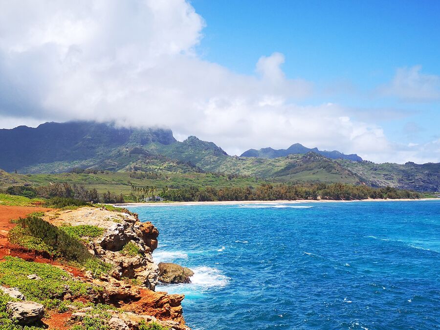 Blick auf die Küste vor dem Mahaulepu Trail, Kauai