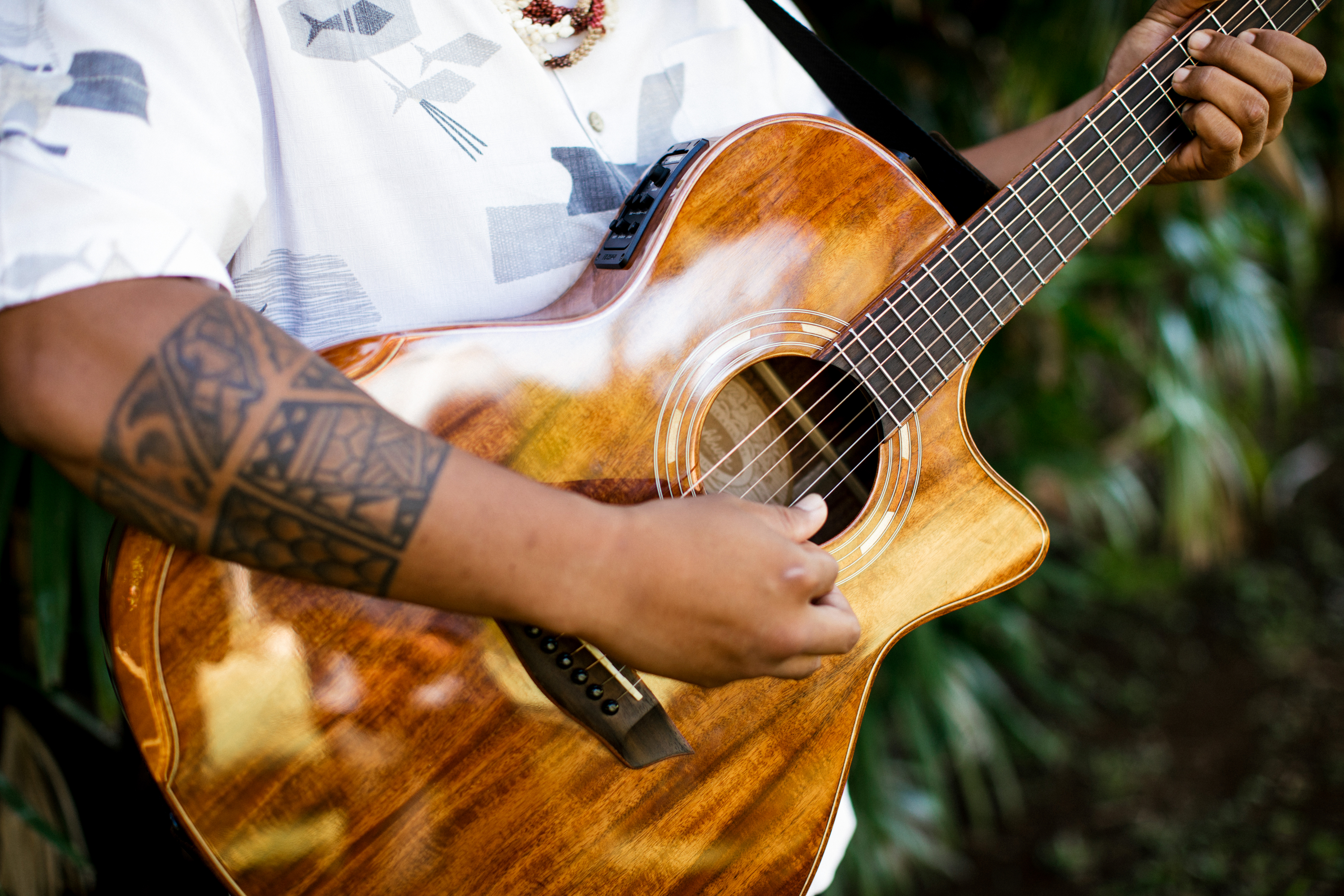 Ein polynesischer Ureinwohner spielt Gitarre auf Kauai