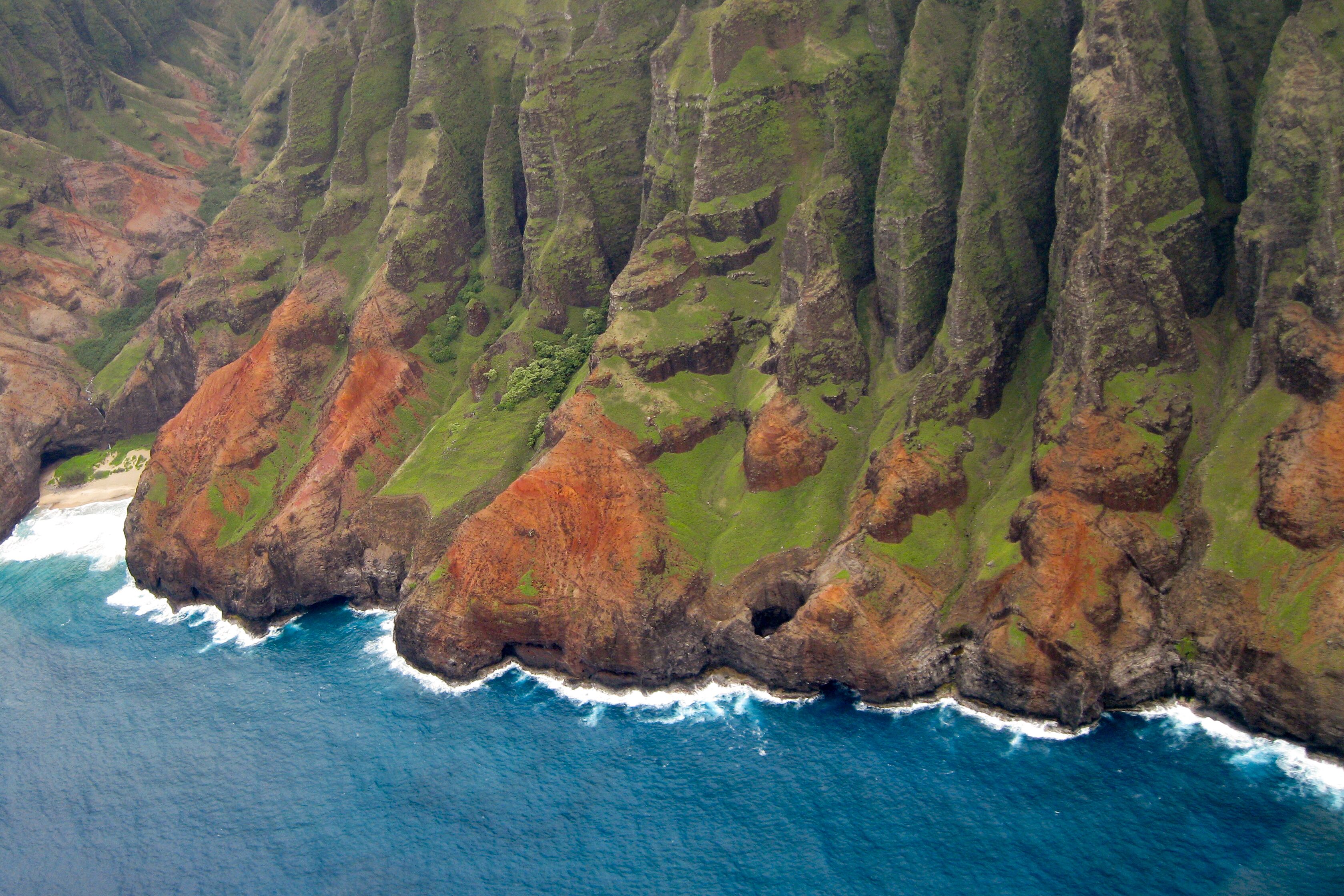 Der Blick aus dem Helikopter auf die KÃ¼ste des NÄ Pali Coast State Parks auf Kauai