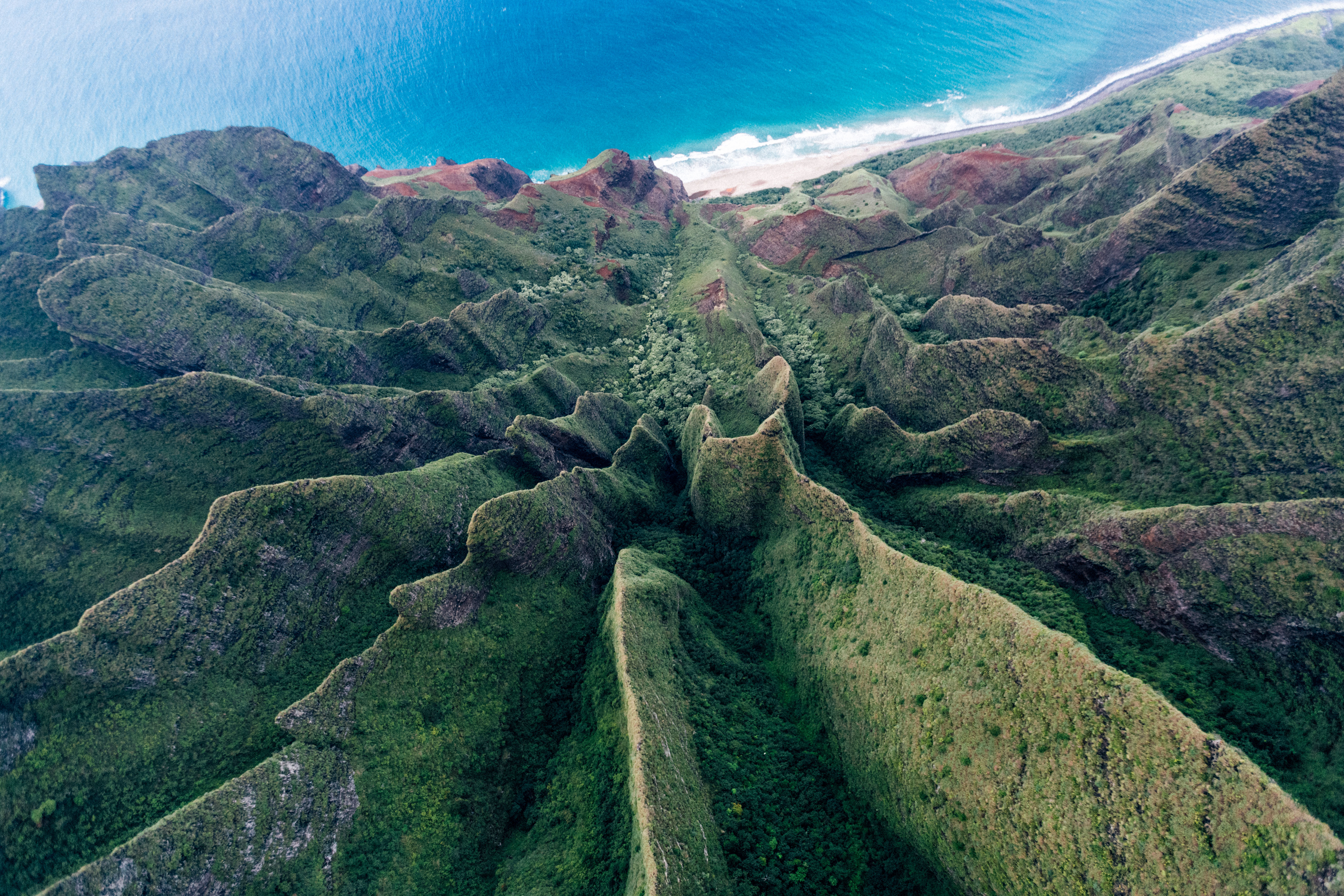 Luftaufnahme der atemberaubenden Landschaft der Napali Coast auf Kauai