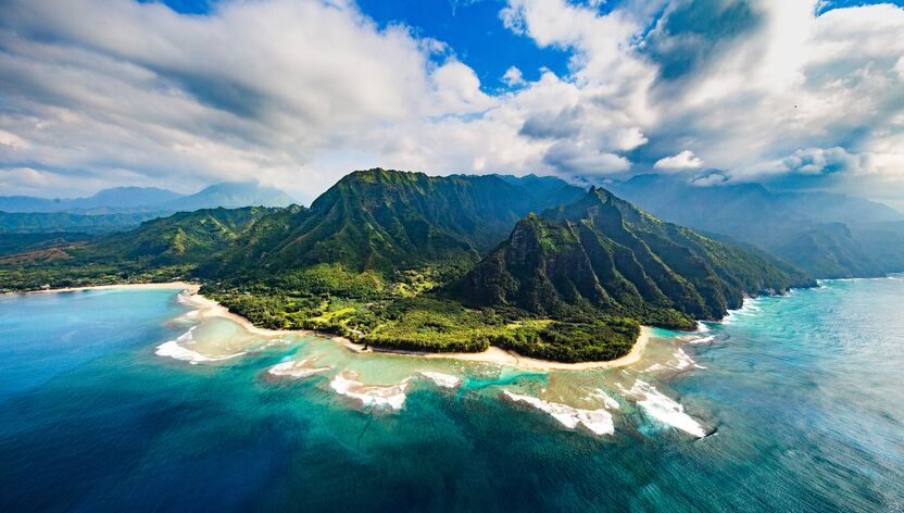 Blick auf die atemberaubende Na Pali Coast auf Kauai, Hawaii Blick auf die atemberaubende Na Pali Coast auf Kauai, Hawaii