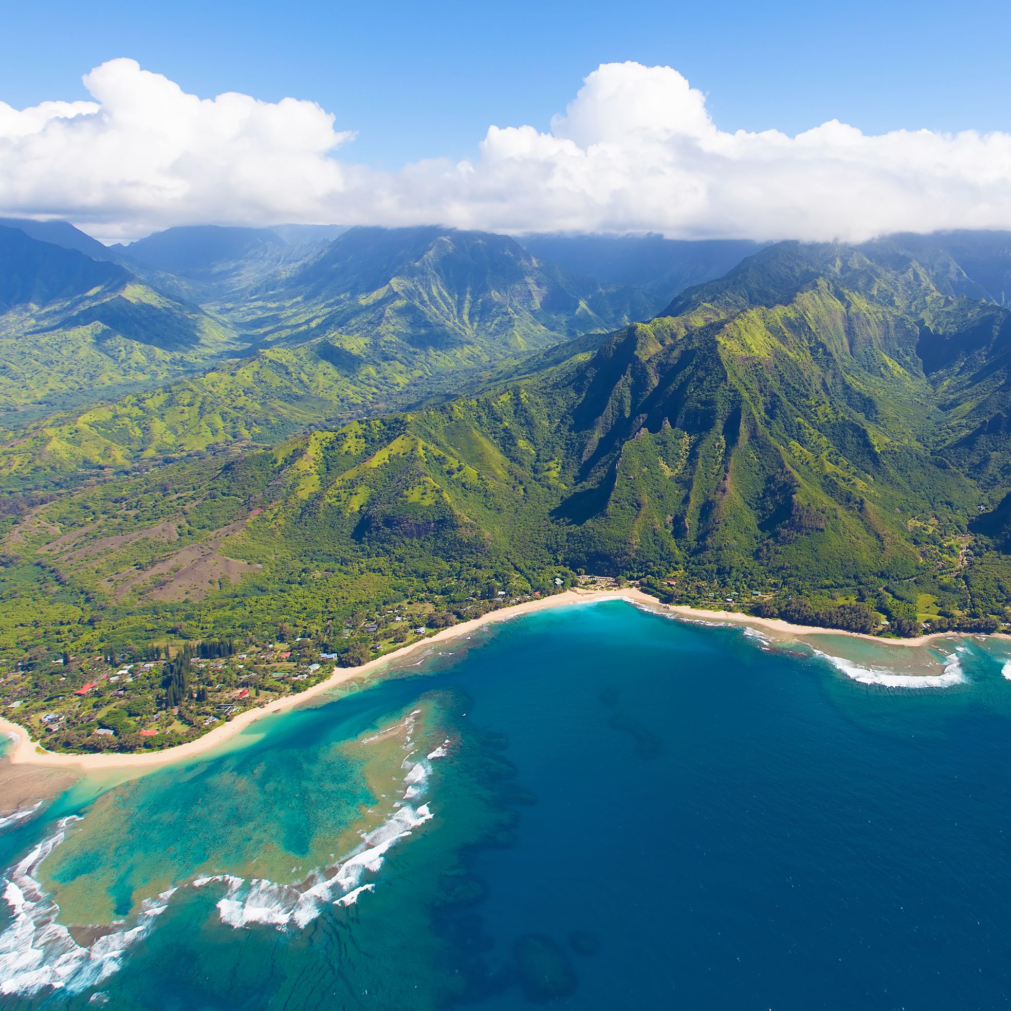 Atemberaubender Blick auf Kauai Island aus einem Helikopter