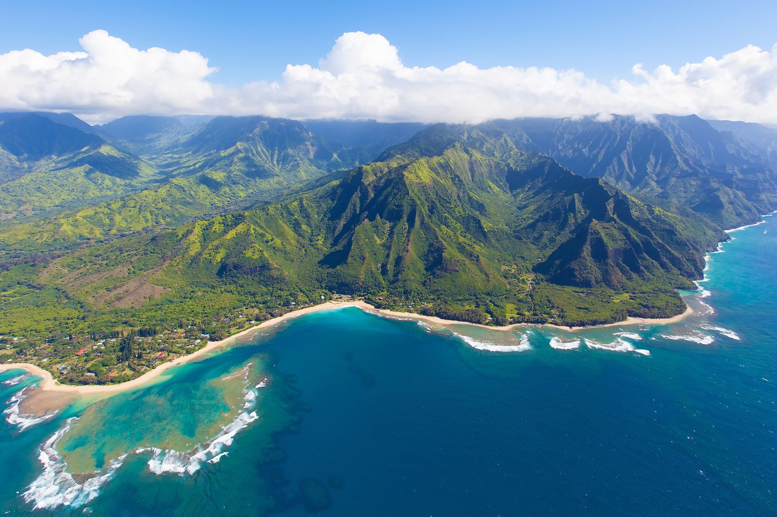 Atemberaubender Blick auf Kauai Island aus einem Helikopter