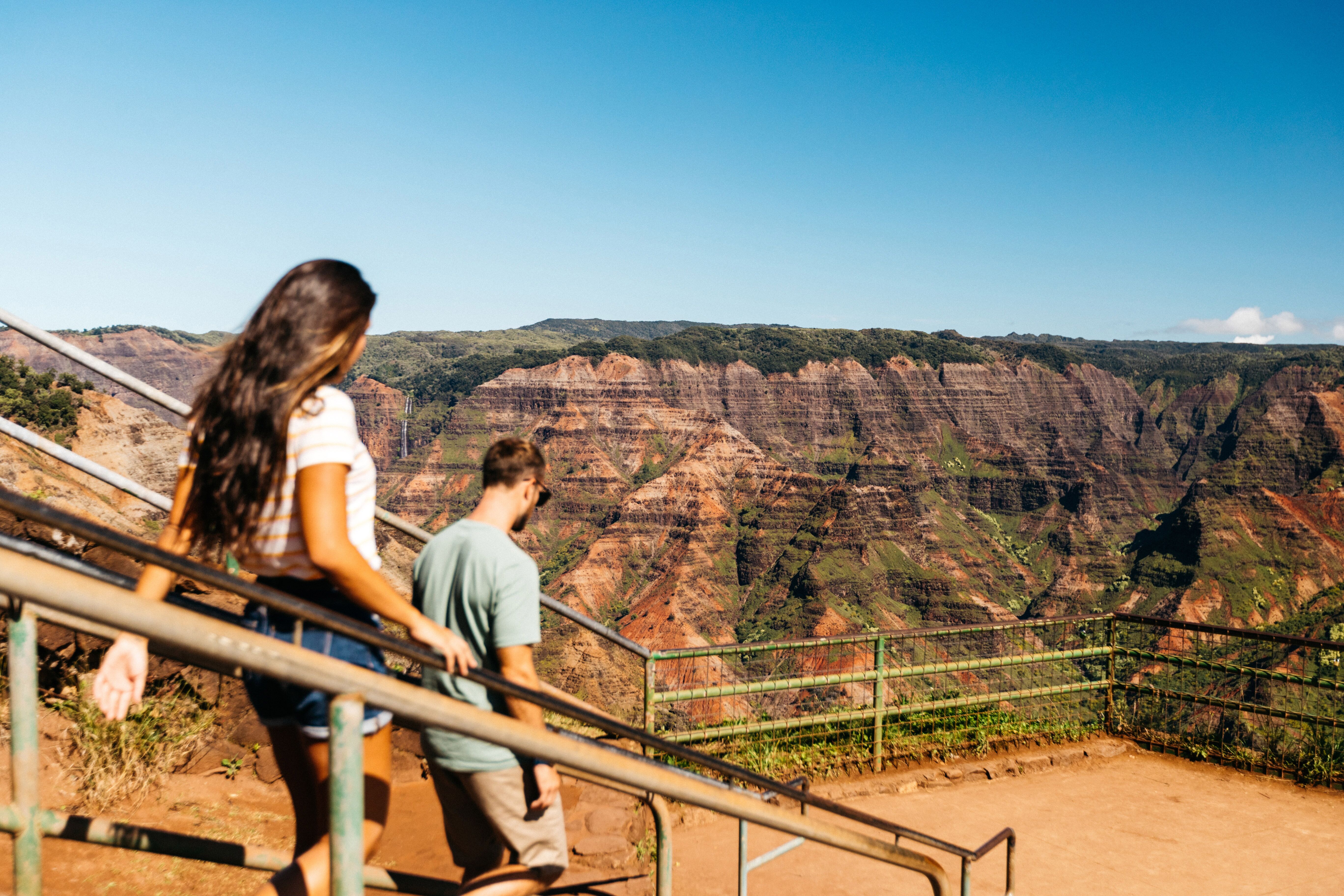 Menschen laufen die Treppe herunter beim Waimea Canyon auf Kauai Menschen laufen die Treppe herunter beim Waimea Canyon auf Kauai
