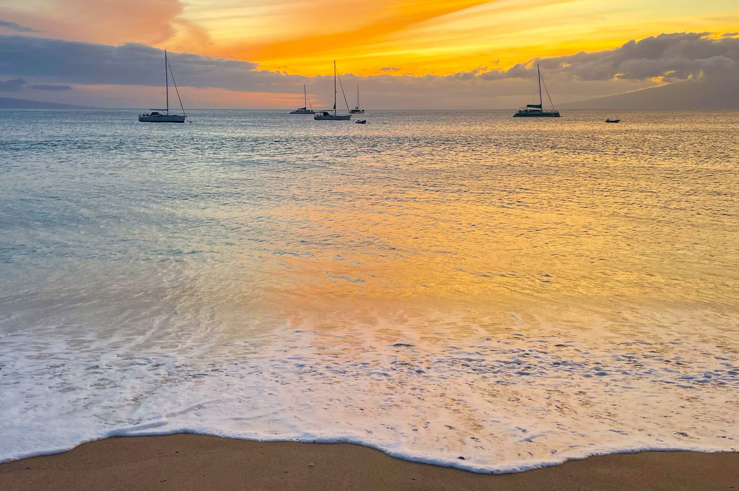 Sonnenaufgang über Kaanapali Beach mit Blick auf ruhende Boote