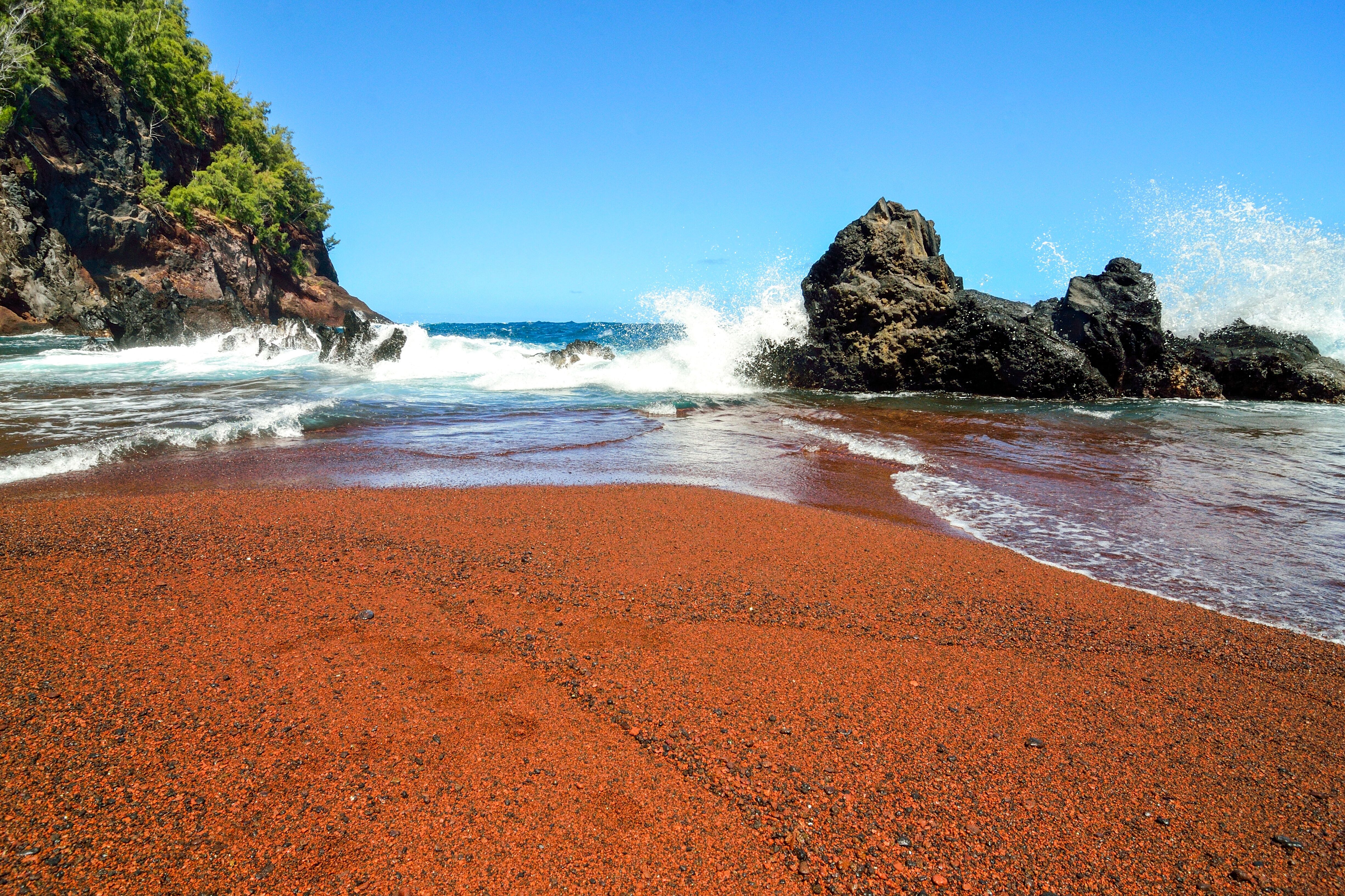 Der rote Sandstrand Kaihalulu auf Maui