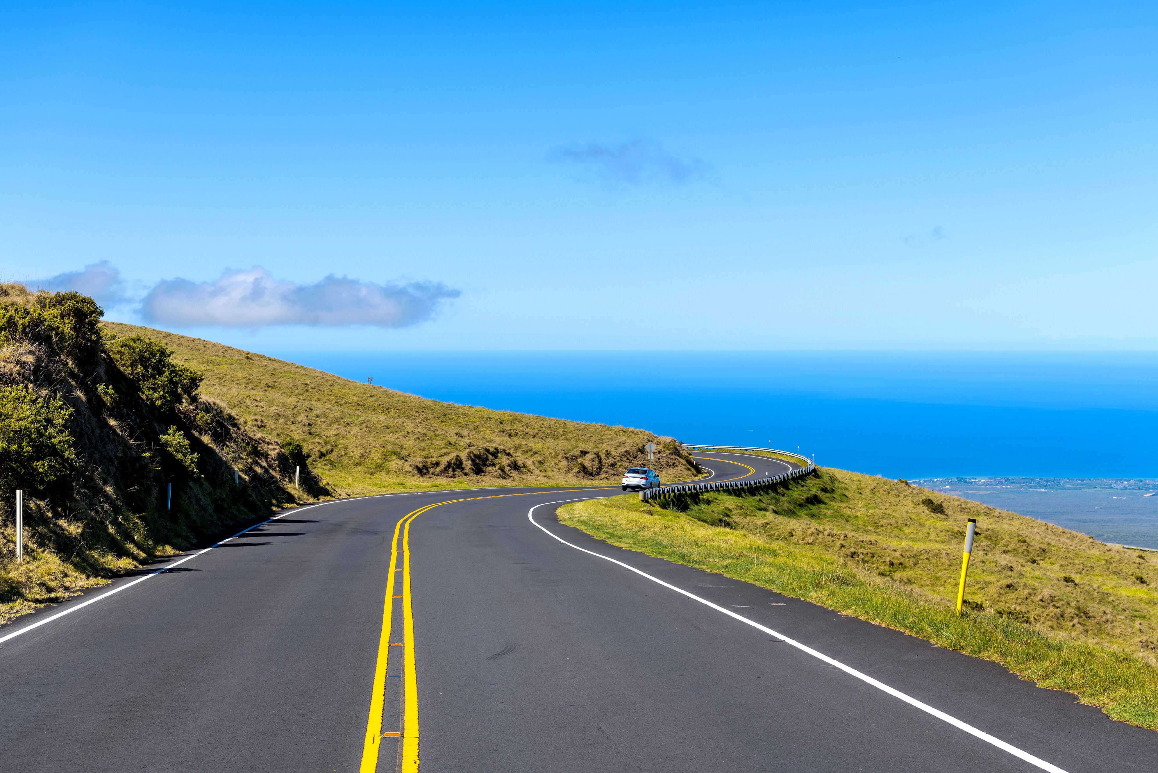 Ein Auto windet sich entlang des Haleakala Highway im Haleakala Nationalpark auf Maui, Hawaii