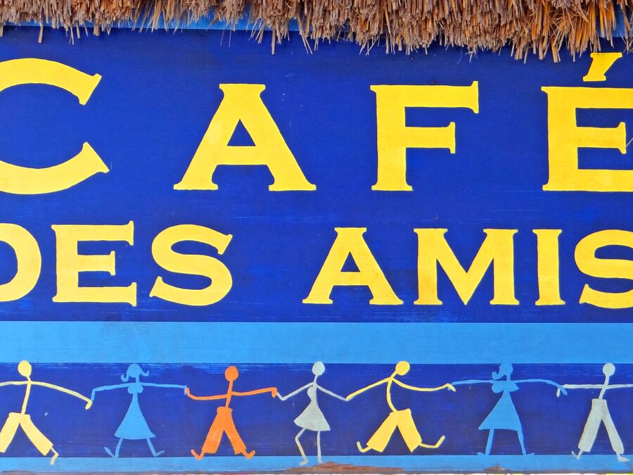 Cafe des Amis Schild in Paia auf Maui