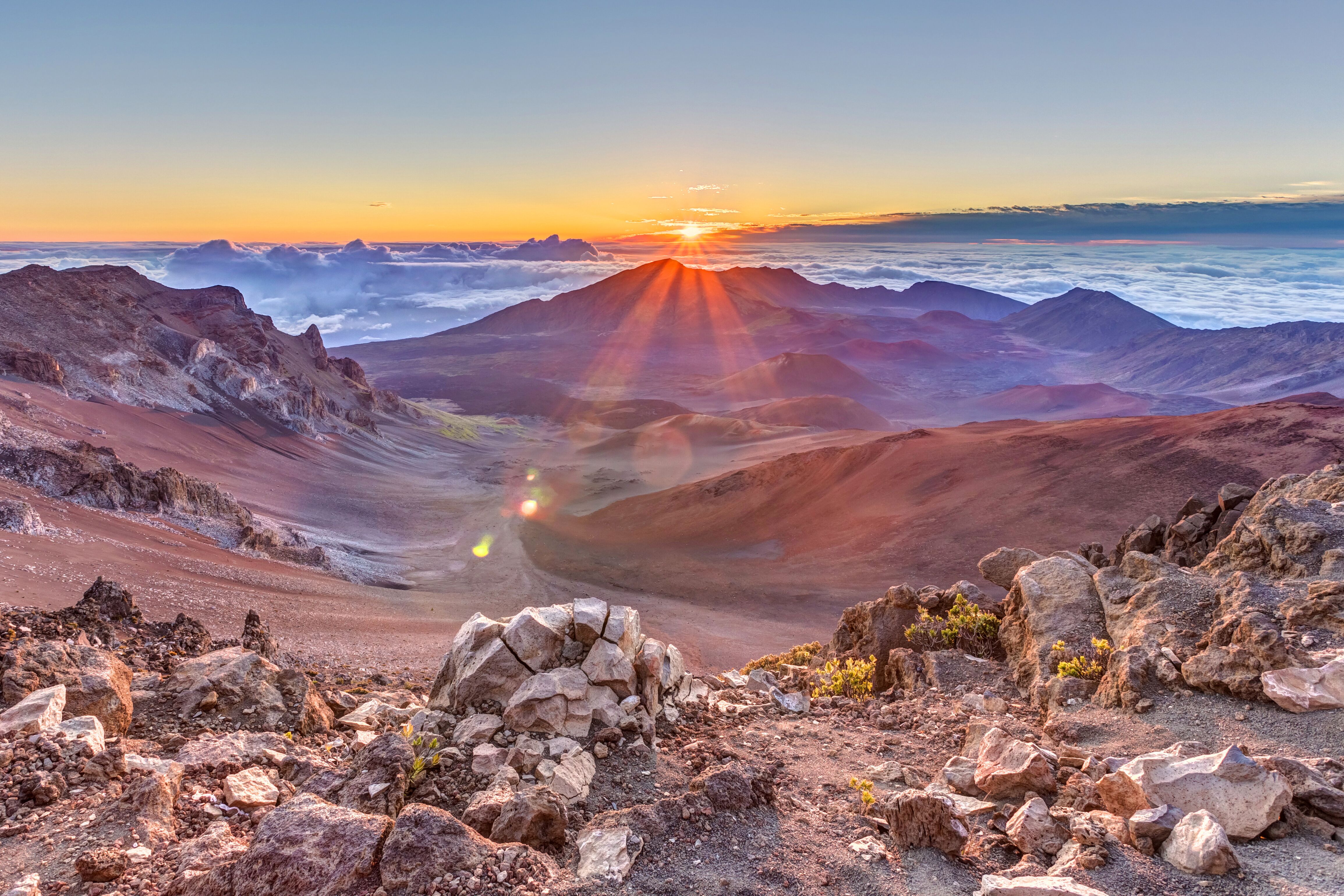 Atemberaubender Sonnenaufgang über dem Haleakala Vulkan