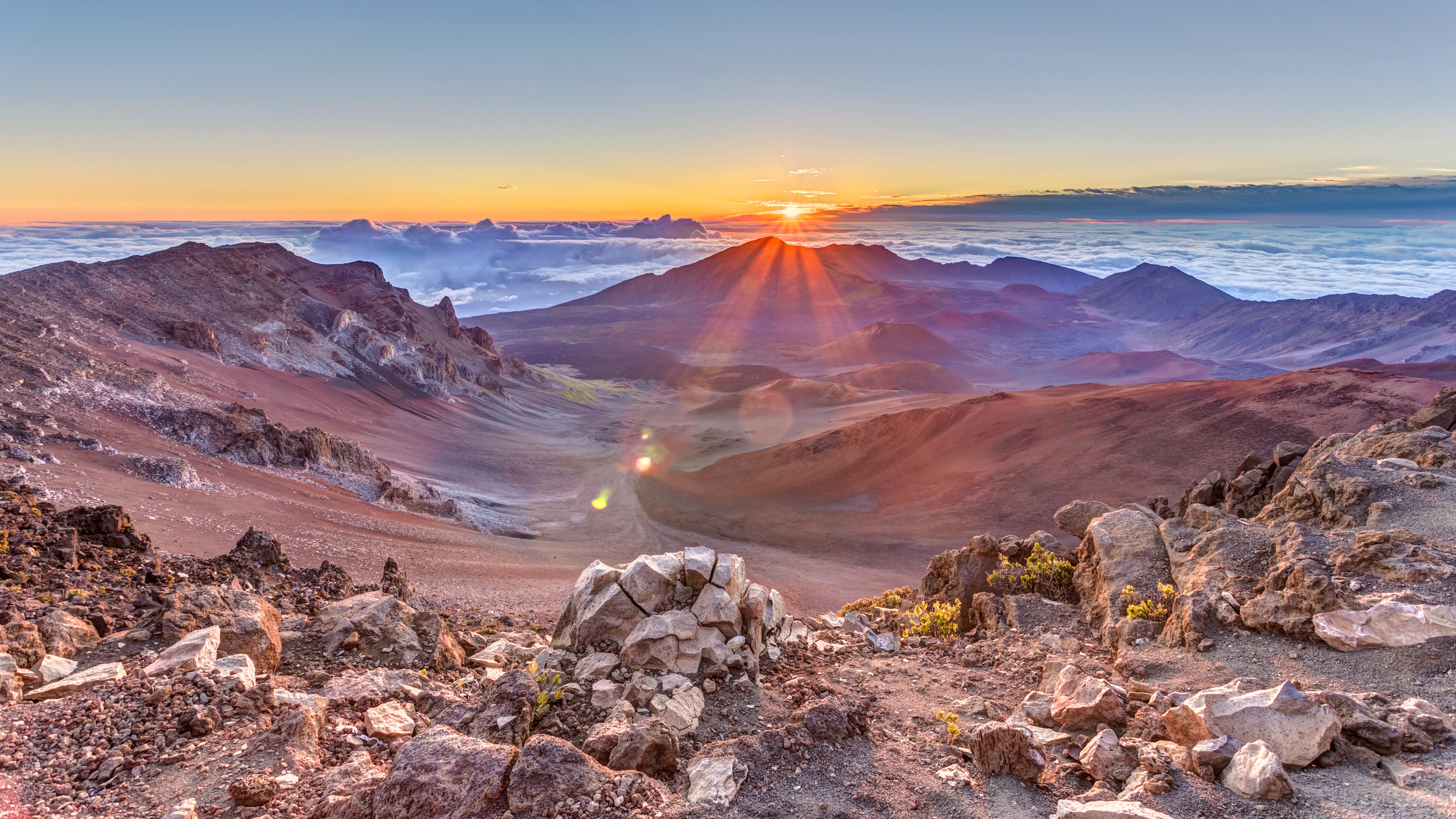 Atemberaubender Sonnenaufgang über dem Haleakala Vulkan