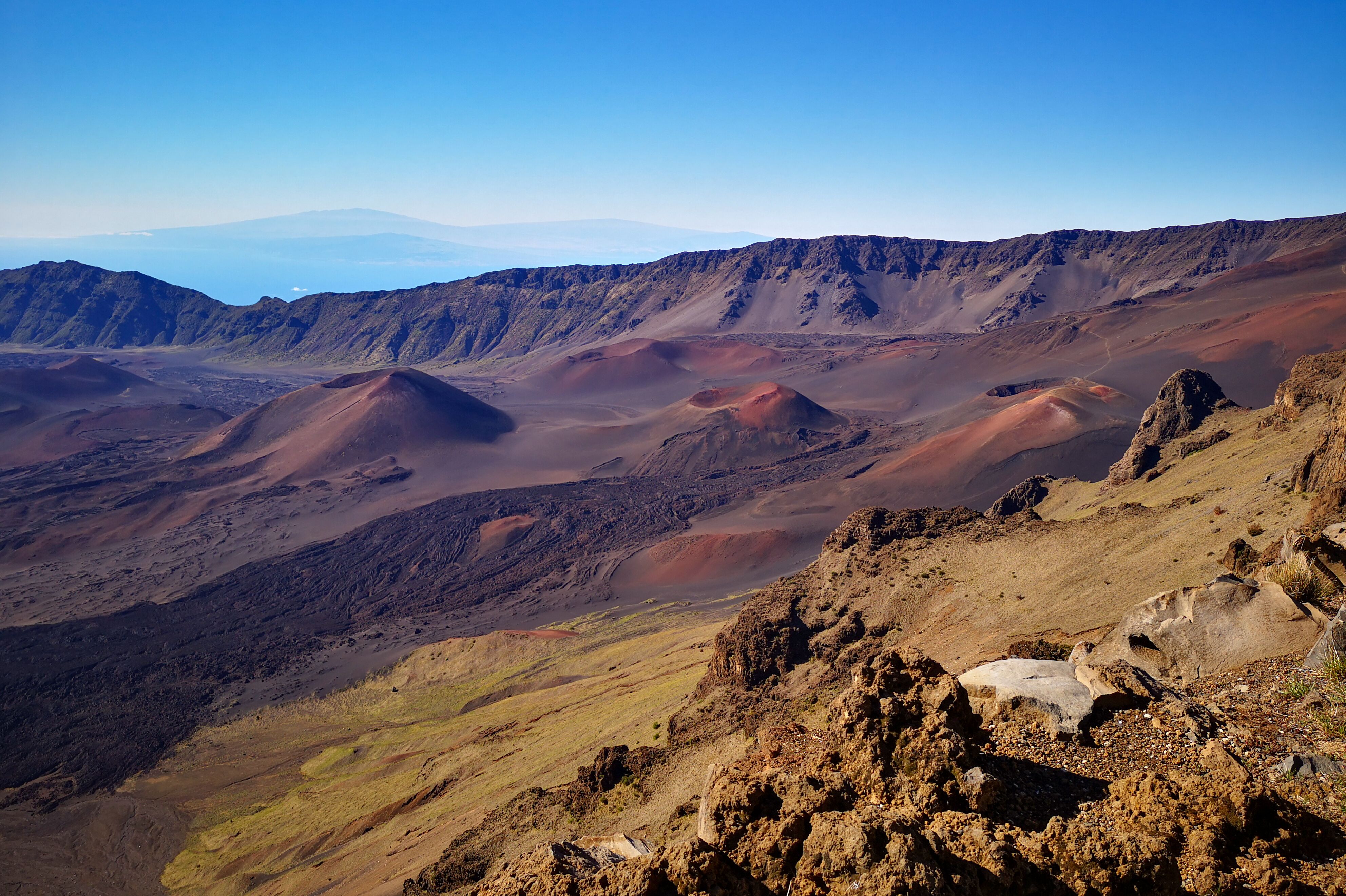 Blick in den mächtigen Krater des Haleakala auf Maui, Hawaii