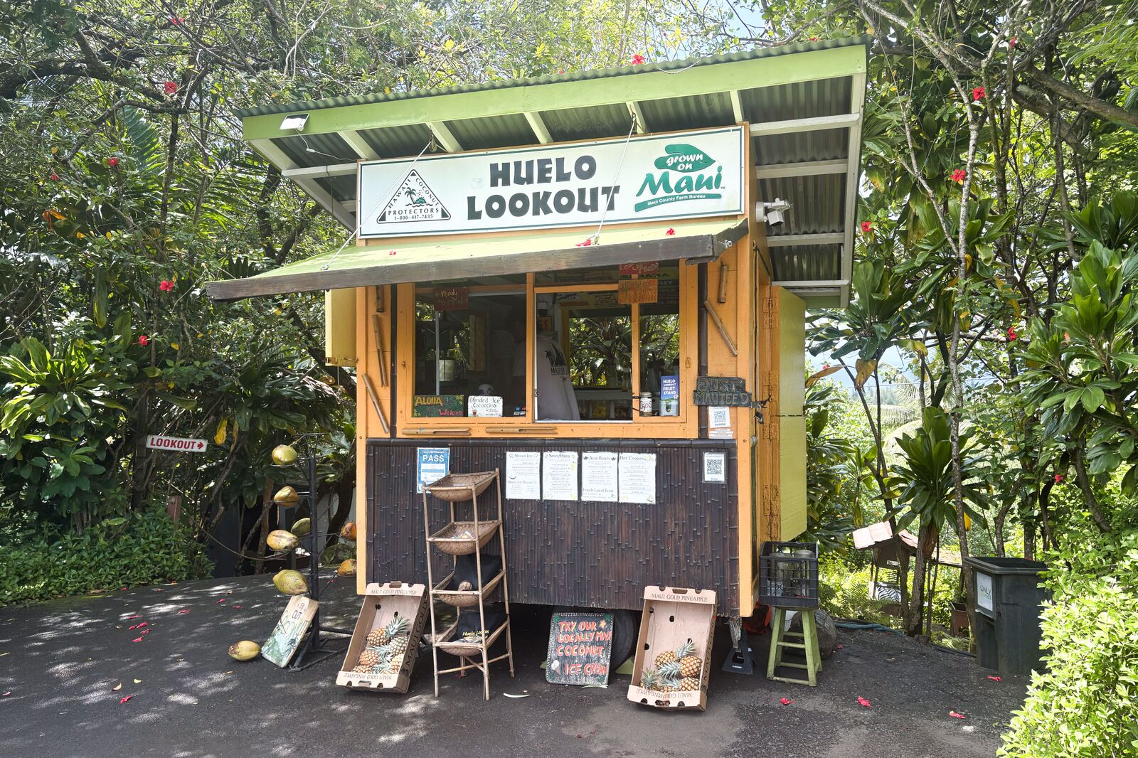Huelo Lookout Fruit Stand an der grünen Nordküste Mauis mit Blick auf die üppige Landschaft und die Küste