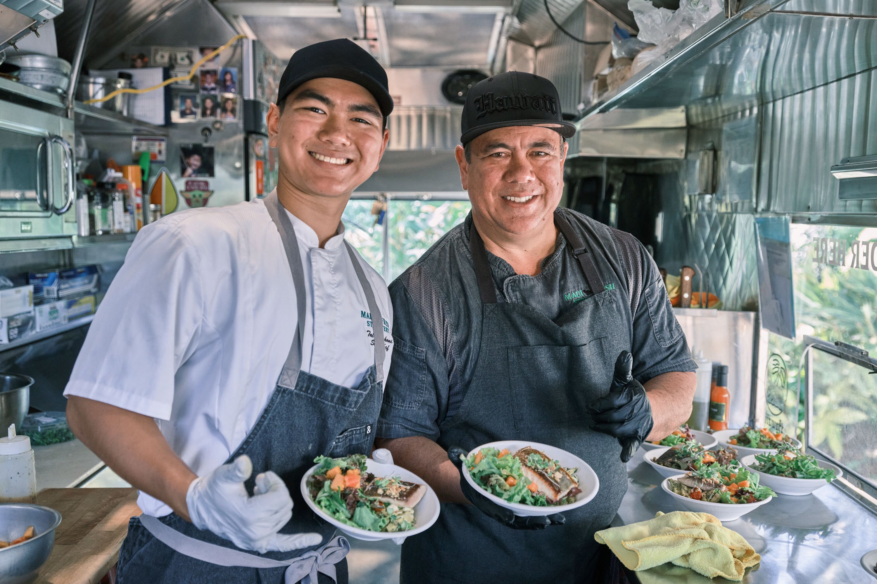 Küchenchef präsentiert seine Gerichte in Maui auf Hawaii