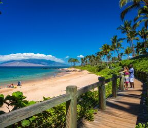 Spaziergang am Steg entlang des Strands in Wailea auf Maui