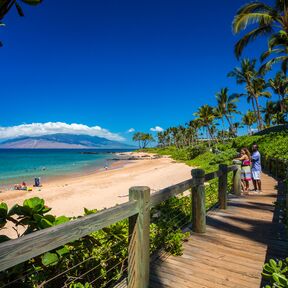 Spaziergang am Steg entlang des Strands in Wailea auf Maui