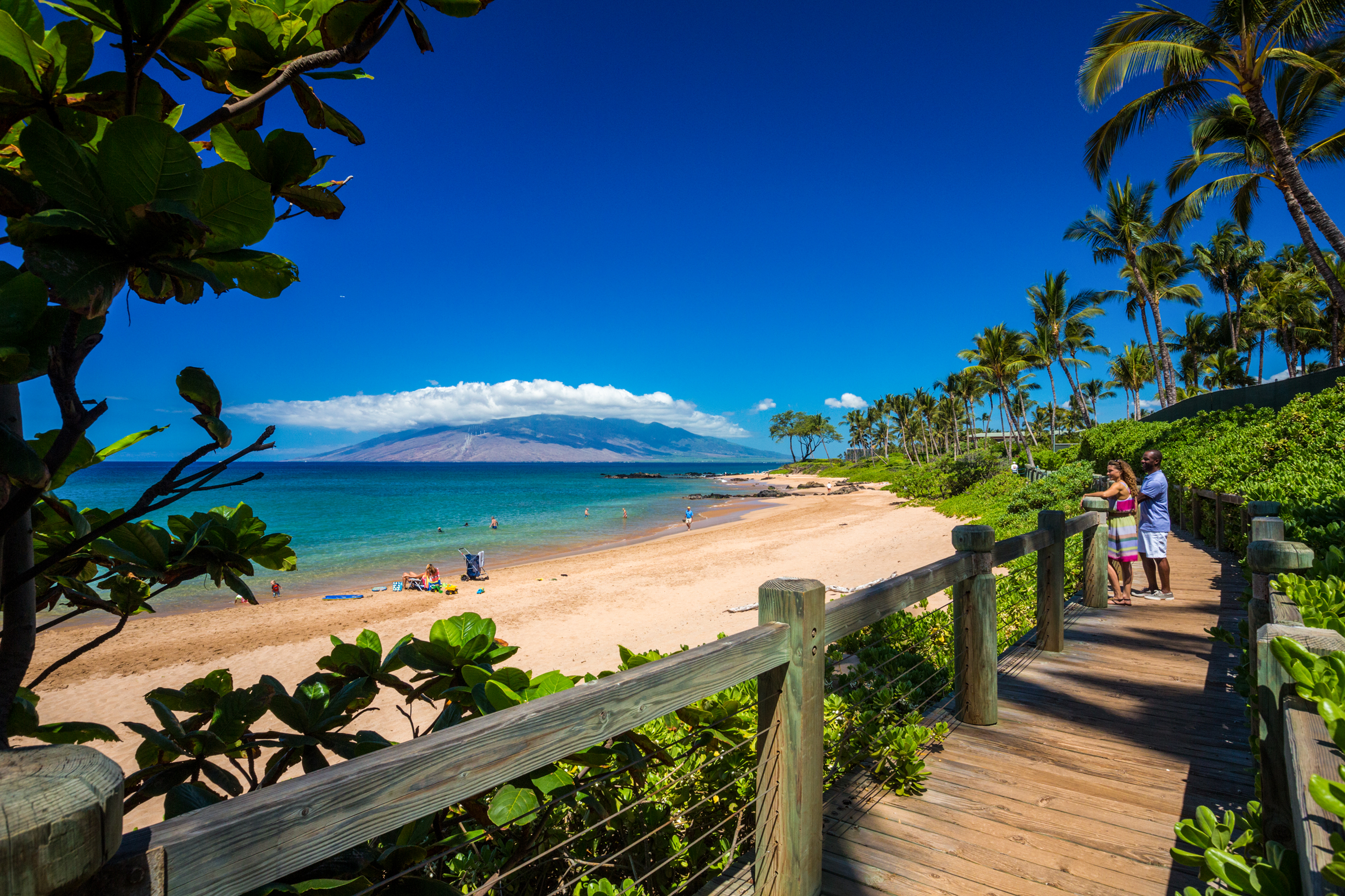 Spaziergang am Steg entlang des Strands in Wailea auf Maui