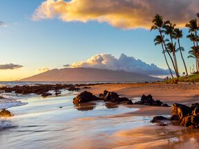 Ein stimmungsvoller Sonnenuntergang am Strand von Maui, Hawaii