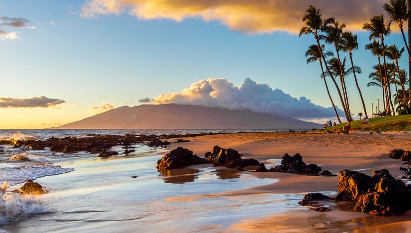 Ein stimmungsvoller Sonnenuntergang am Strand von Maui, Hawaii