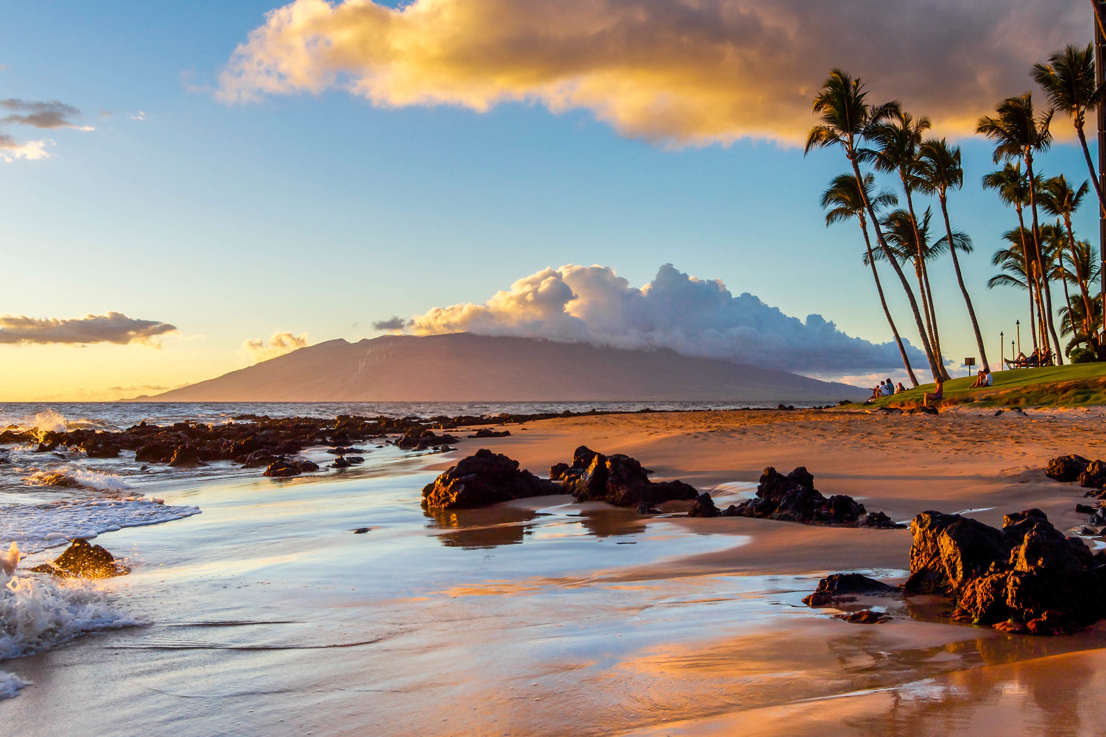 Ein stimmungsvoller Sonnenuntergang am Strand von Maui, Hawaii
