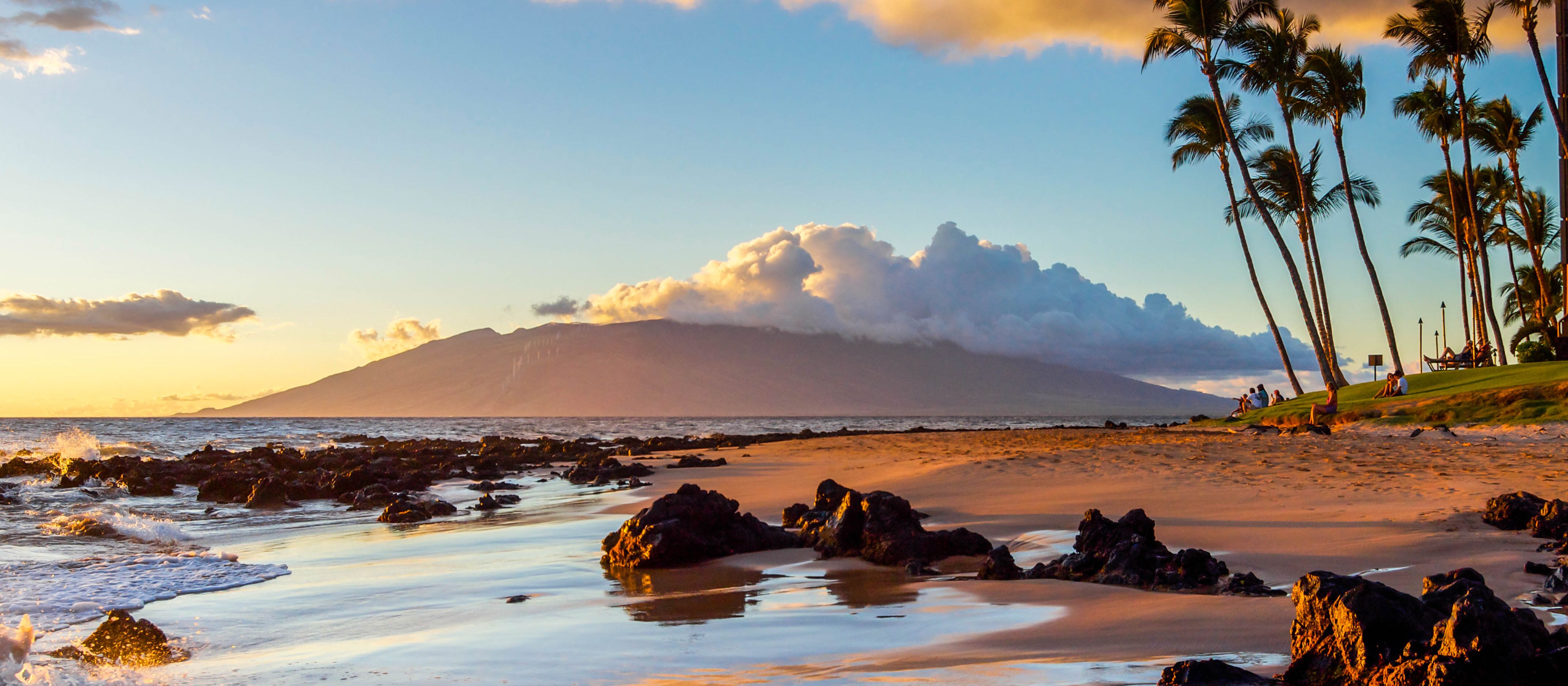 Sonnenuntergang am Strand auf Maui, Hawaii