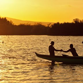 Paddler im Abendlicht