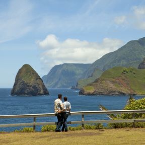 Paar guckt auf die Molokai Sea Cliffs, Okala und Huelo Islets