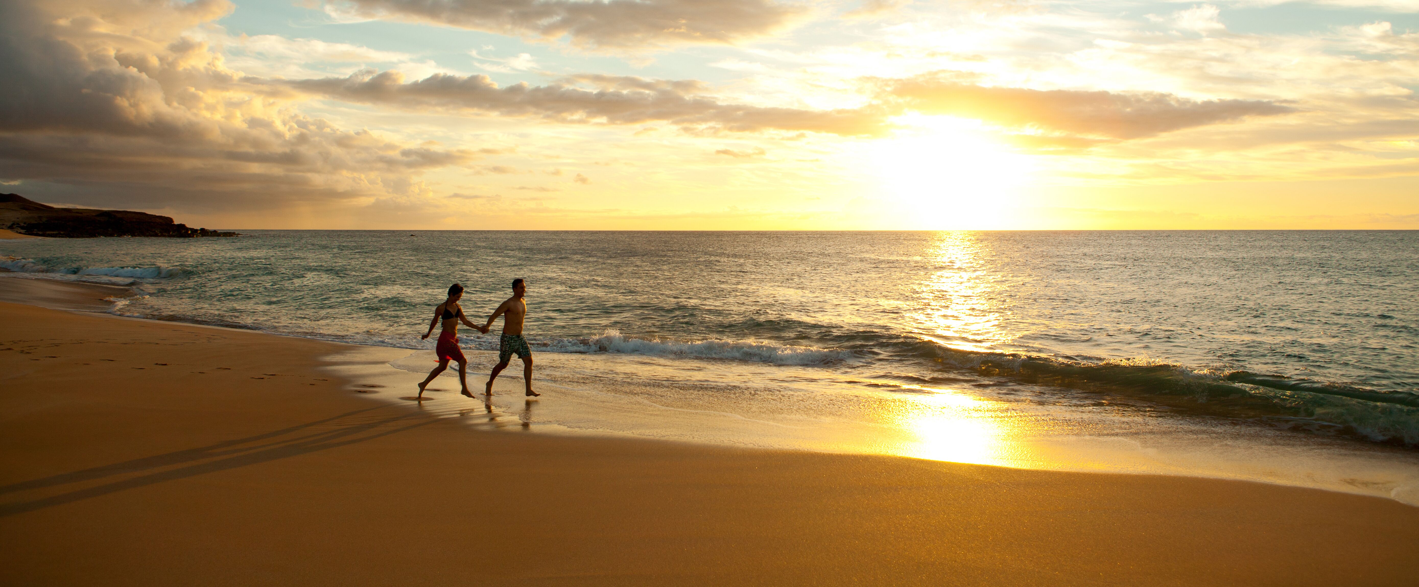 Ein Paar an einem Strand in Hawaii
