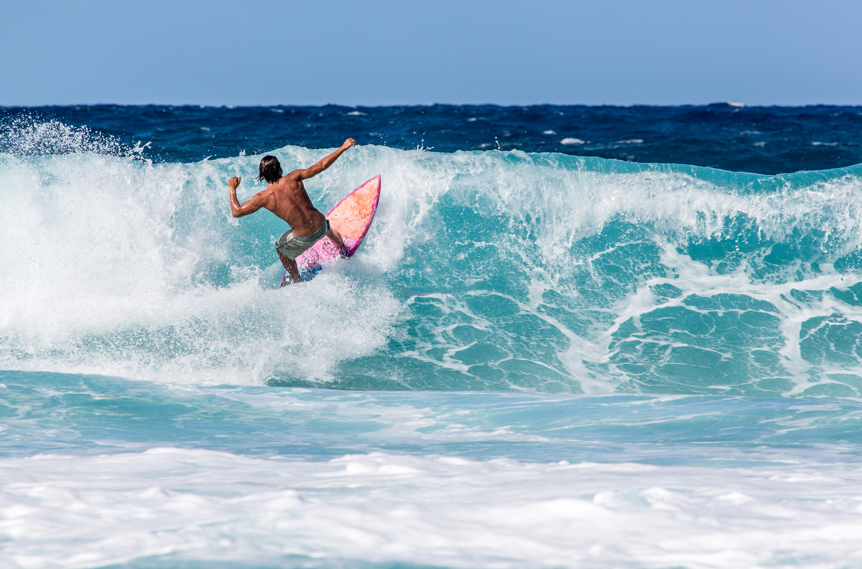 Surfer reitet auf den Wellen