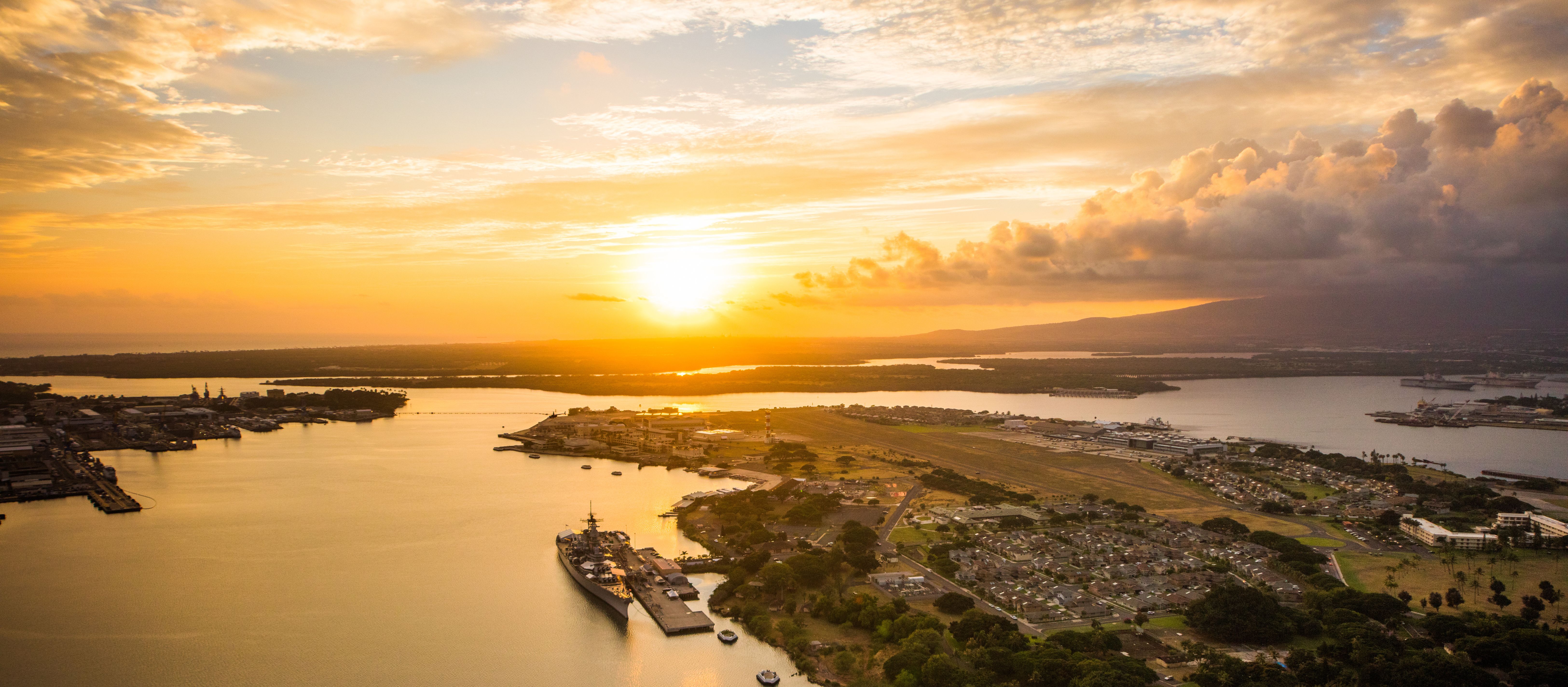 Eine Luftaufnahme von Pearl Harbor im Sonnenuntergang