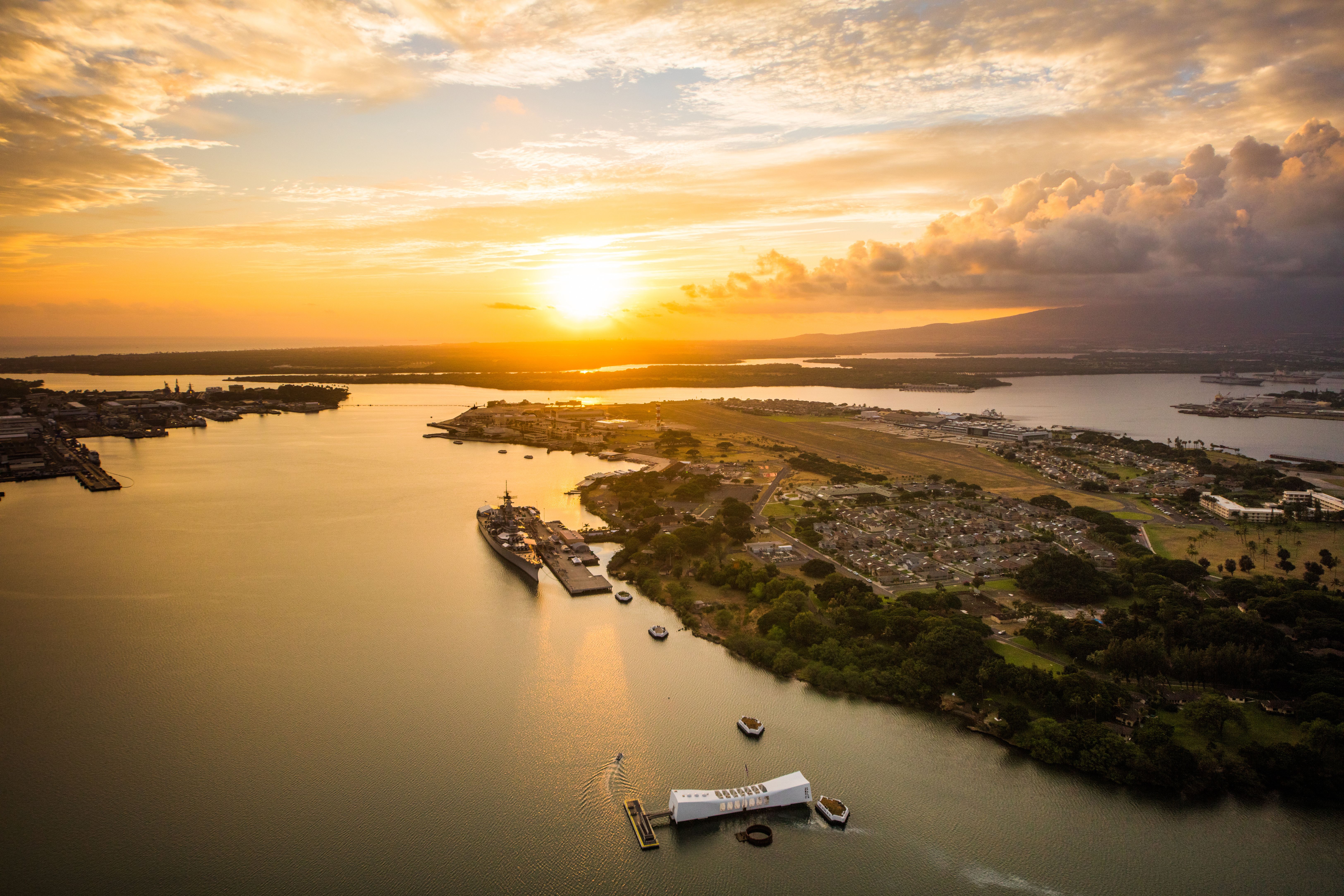 Eine Luftaufnahme von Pearl Harbor im Sonnenuntergang