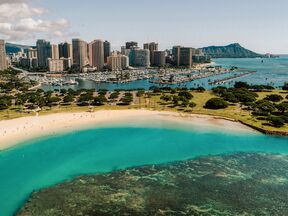 Die Magic Island Lagoon mit der Skyline von Honolulu und dem Leahi im Hintergrund