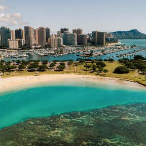 Die Magic Island Lagoon mit der Skyline von Honolulu und dem Leahi im Hintergrund